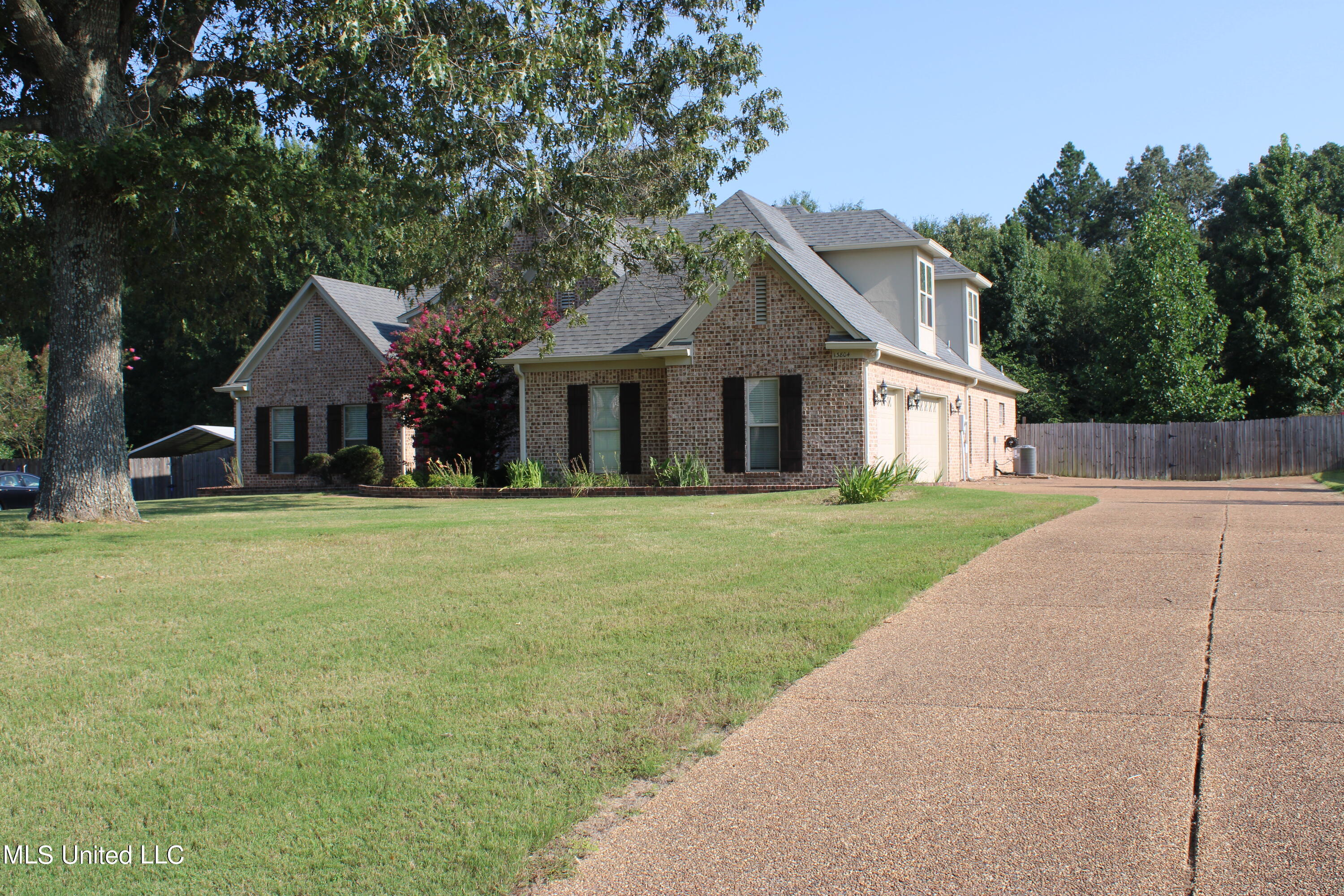 13804 Whispering Pines Drive, Olive Branch, Mississippi image 2