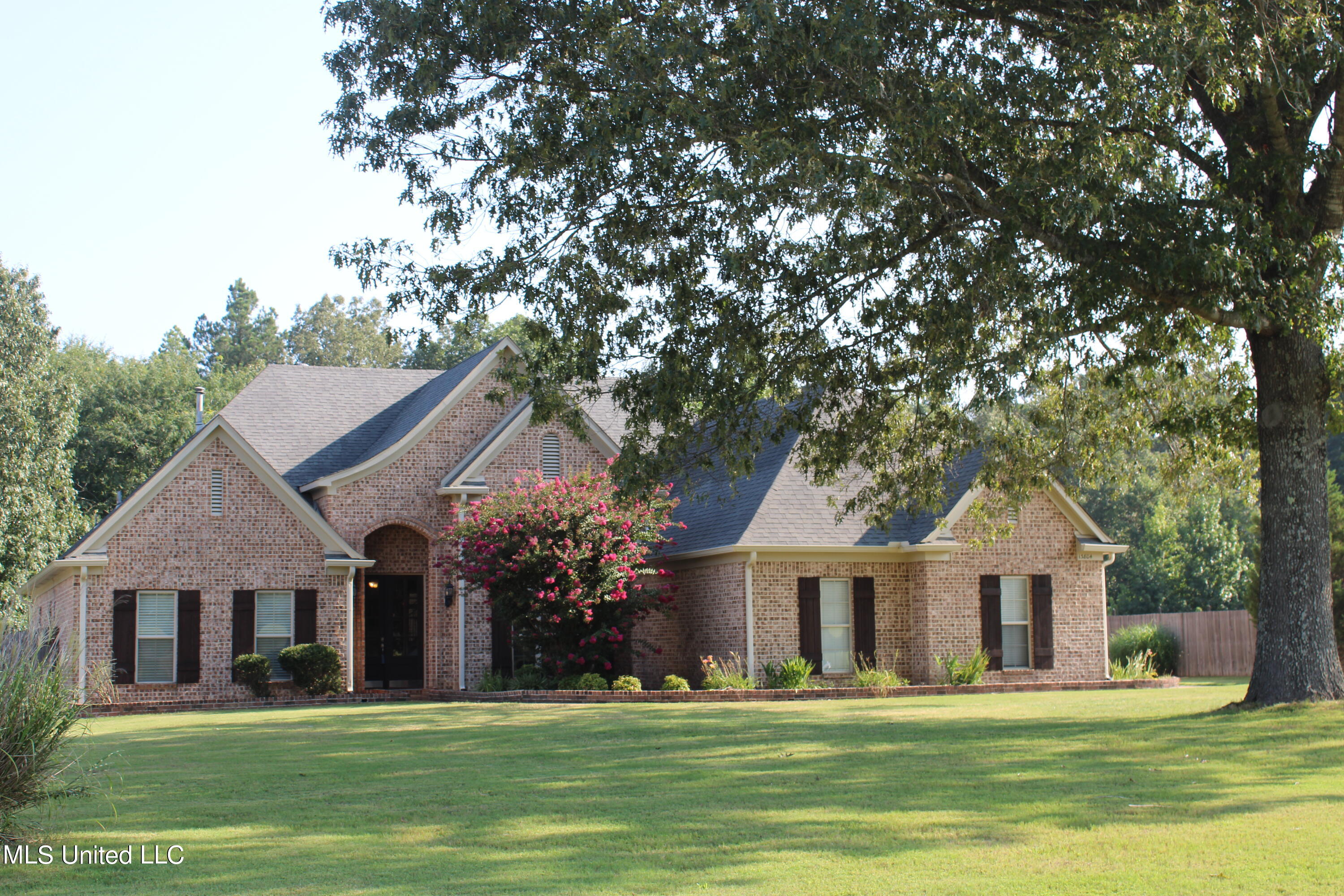 13804 Whispering Pines Drive, Olive Branch, Mississippi image 1