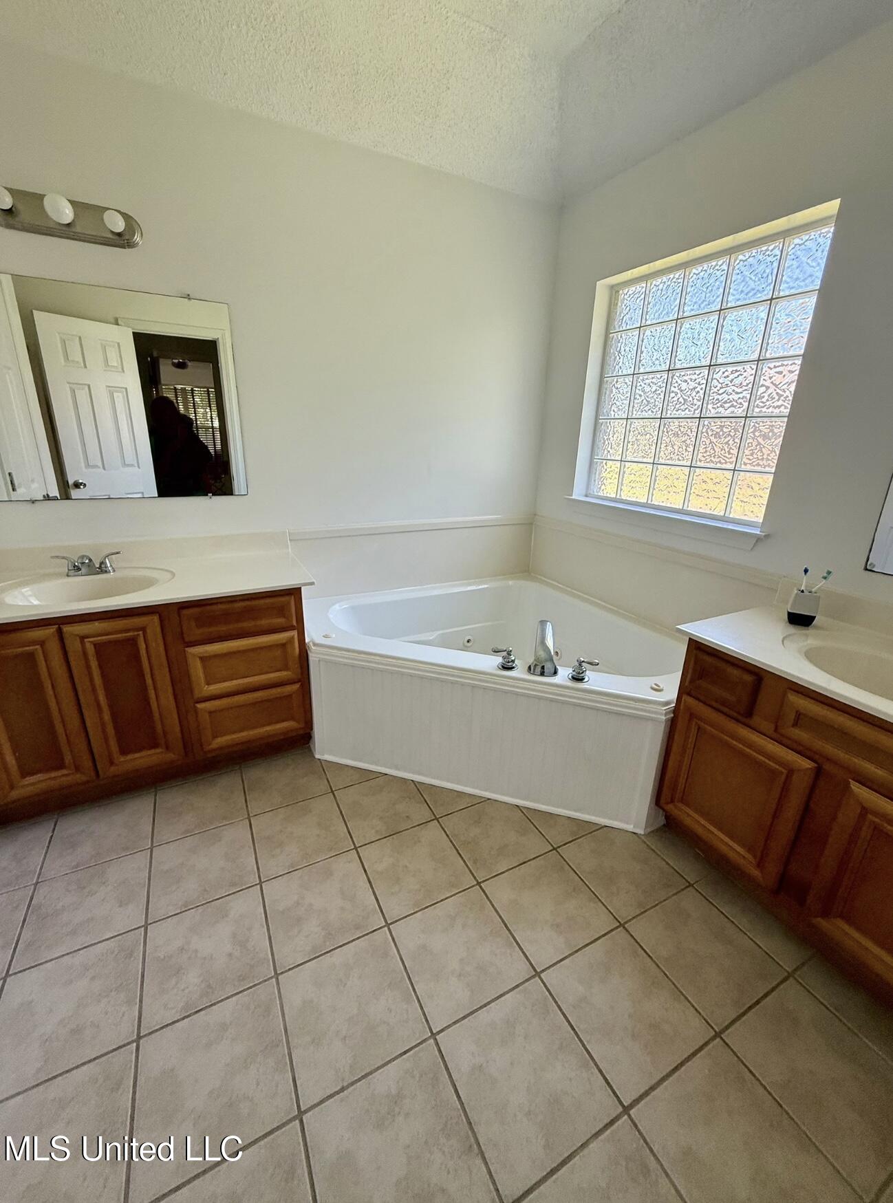 6925 Pinehurst Drive, Ocean Springs, Mississippi image 18