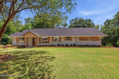 Homes For Sale - 210 W Laurel Avenue<br/> Simpson County, Mendenhall, MS 39114