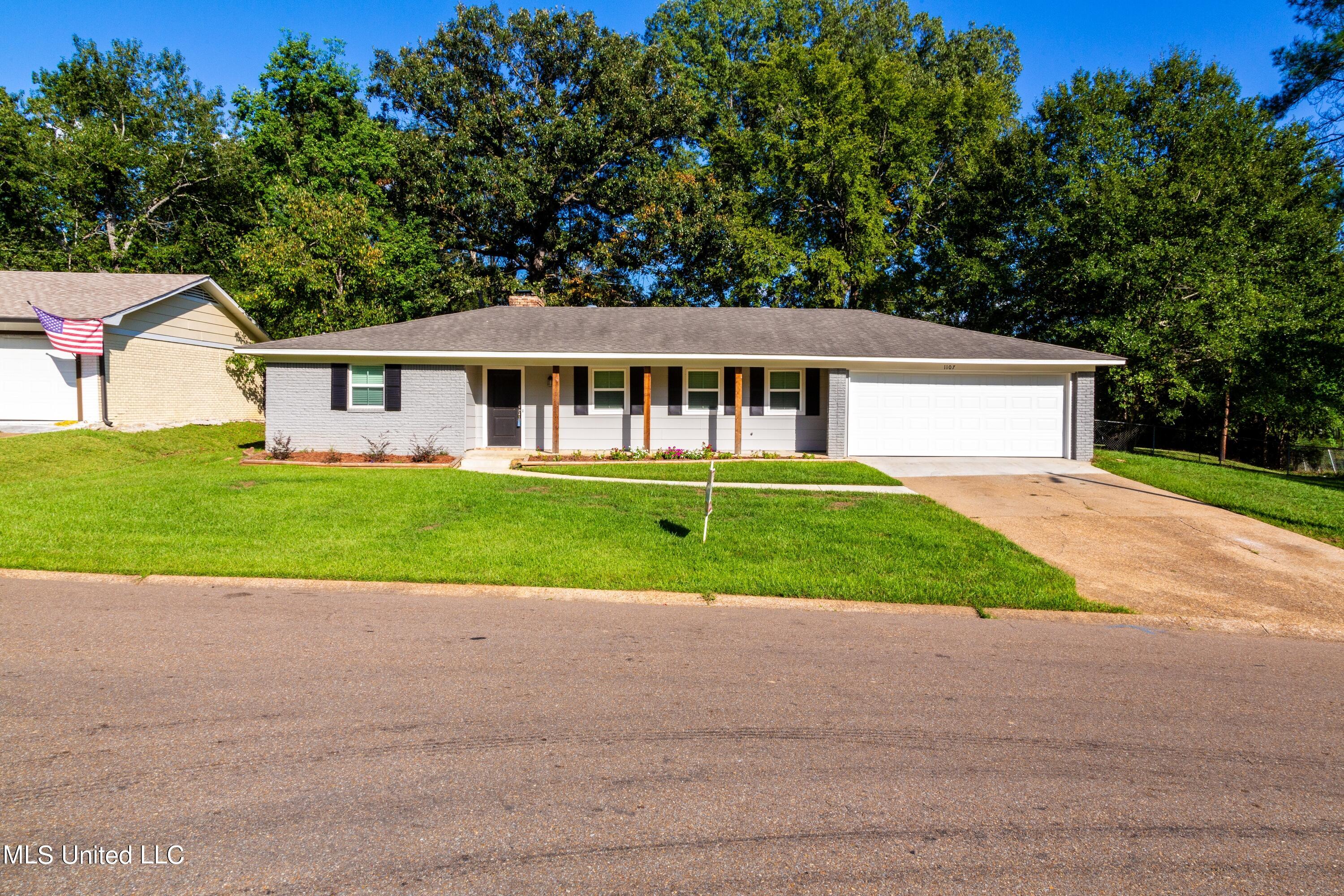 1107 Laurelwood Drive, Clinton, Mississippi image 1