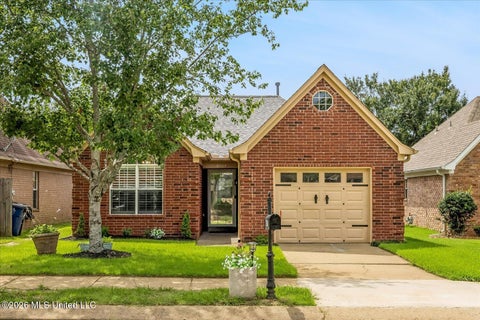 Homes For Sale - 8193 Clubview Drive<br/> Desoto County, Olive Branch, MS 38654