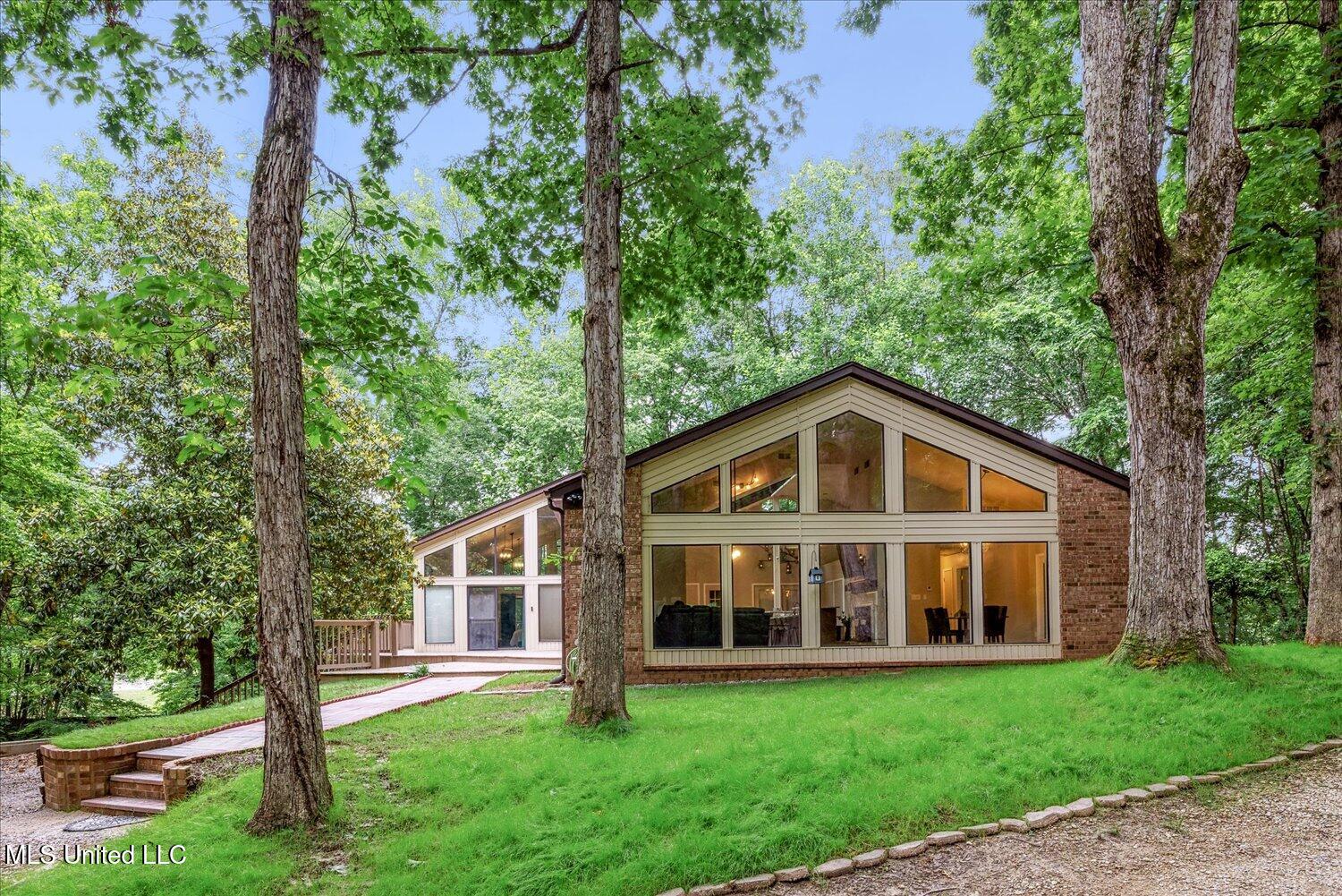 6821 Autumn Oaks Drive, Olive Branch, Mississippi image 1