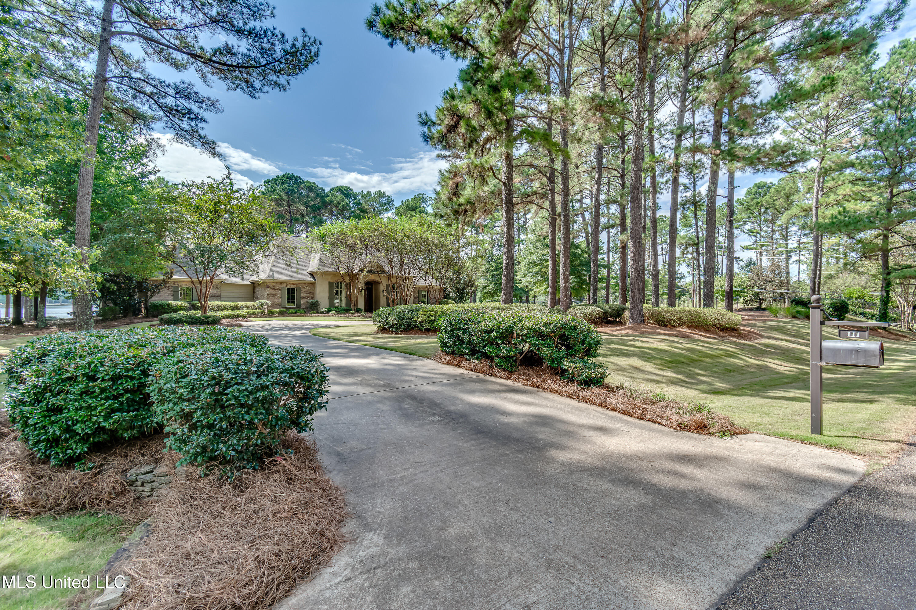 Madison, Mississippi 39110, United States, 5 Bedrooms Bedrooms, ,6 BathroomsBathrooms,Residential,Active,218412