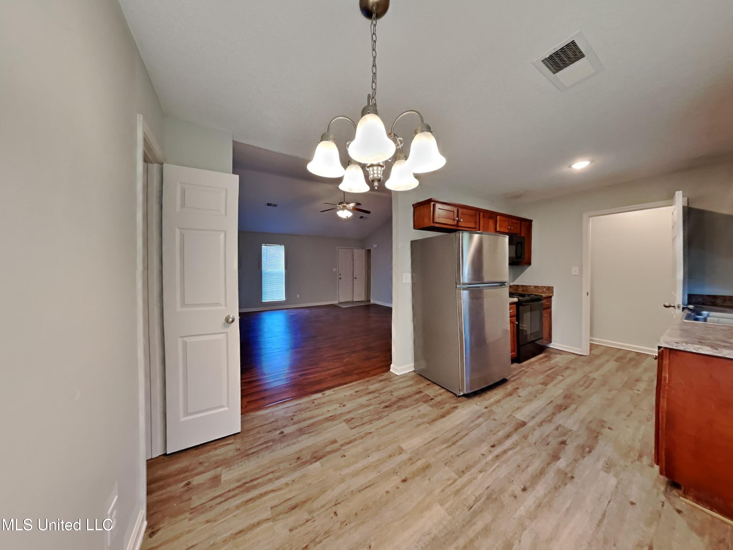 1748 Dorchester Drive, Southaven, Mississippi image 6