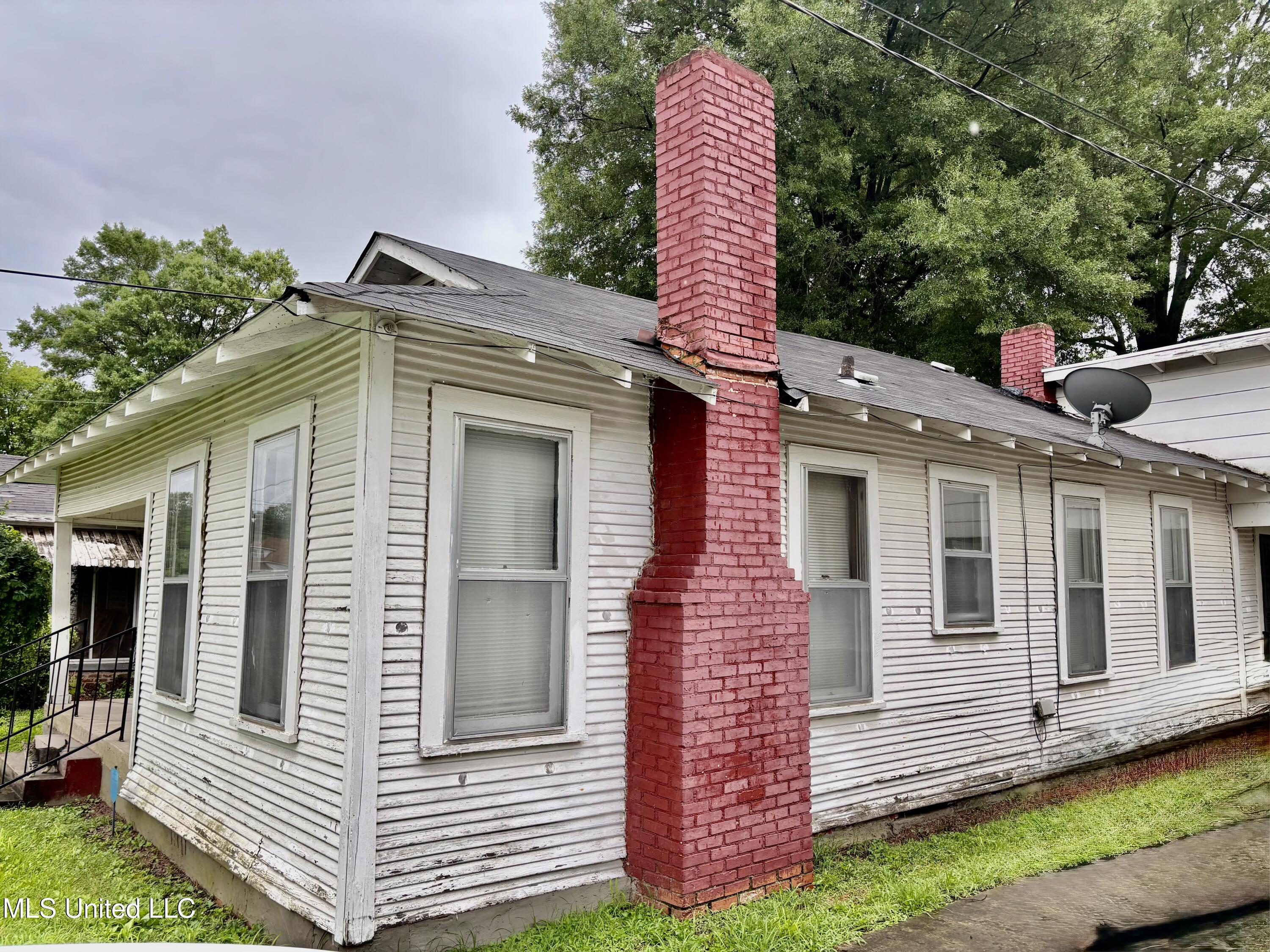 1205 Leflore Avenue, Greenwood, Mississippi image 2