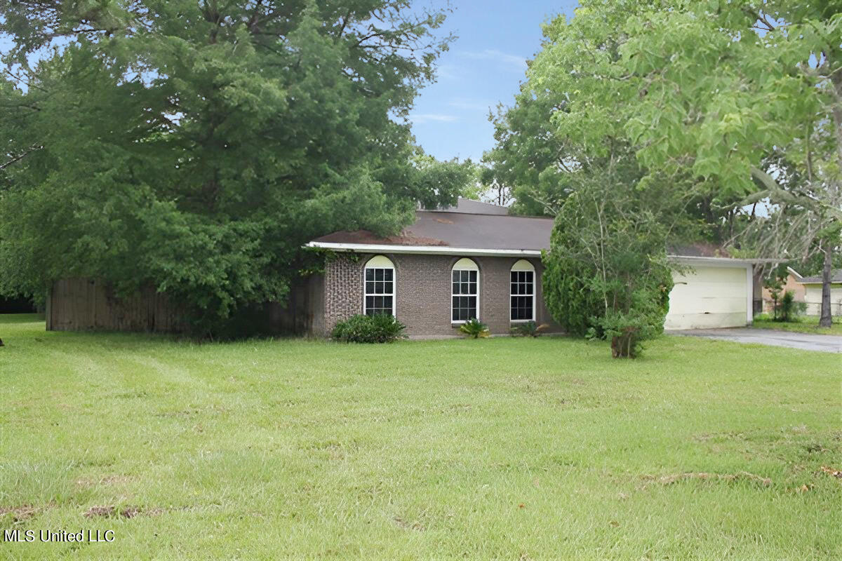 2404 Mapleton Circle, Gautier, Mississippi image 1