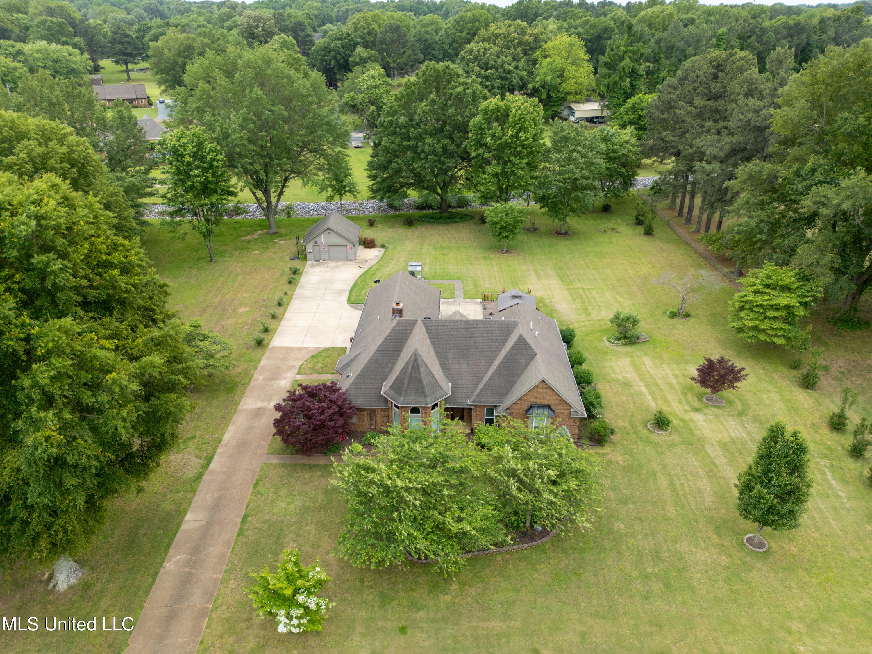 8450 Deer Creek Circle, Olive Branch, Mississippi image 2