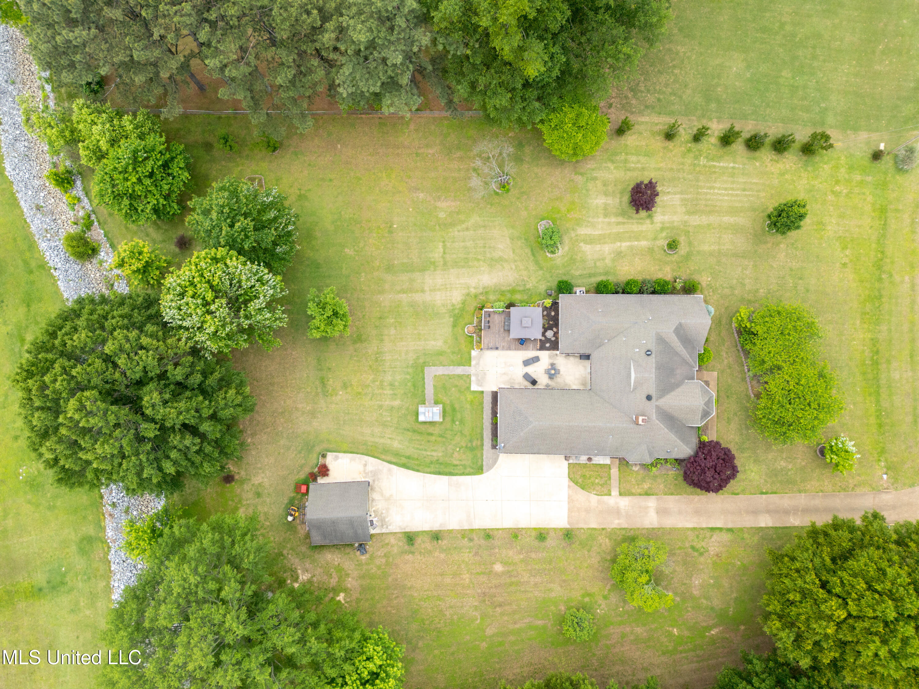 8450 Deer Creek Circle, Olive Branch, Mississippi image 41