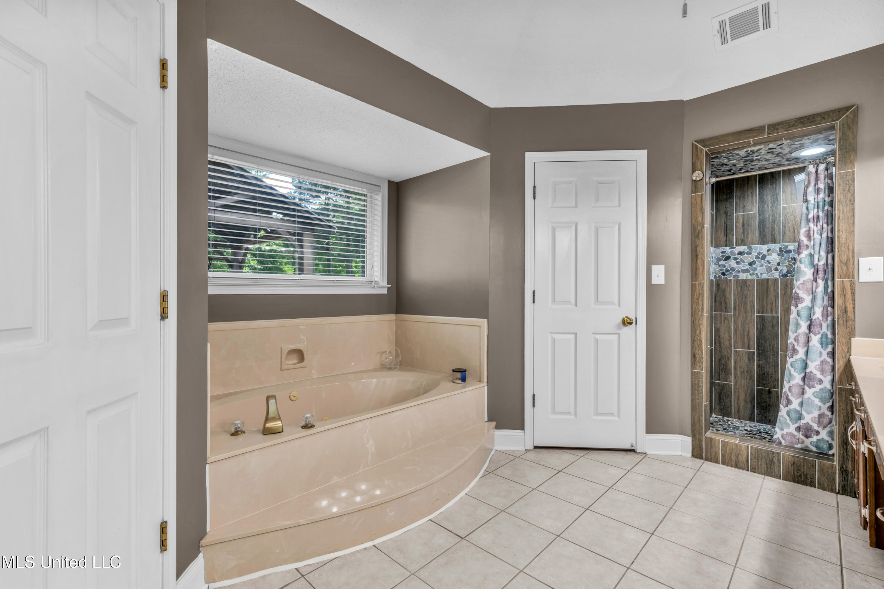 8450 Deer Creek Circle, Olive Branch, Mississippi image 23