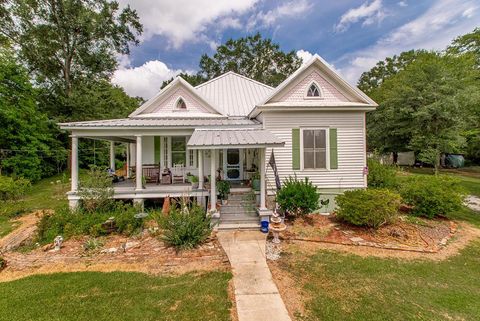 Homes For Sale - 307 W Railroad Avenue<br/> Osyka, MS 39657