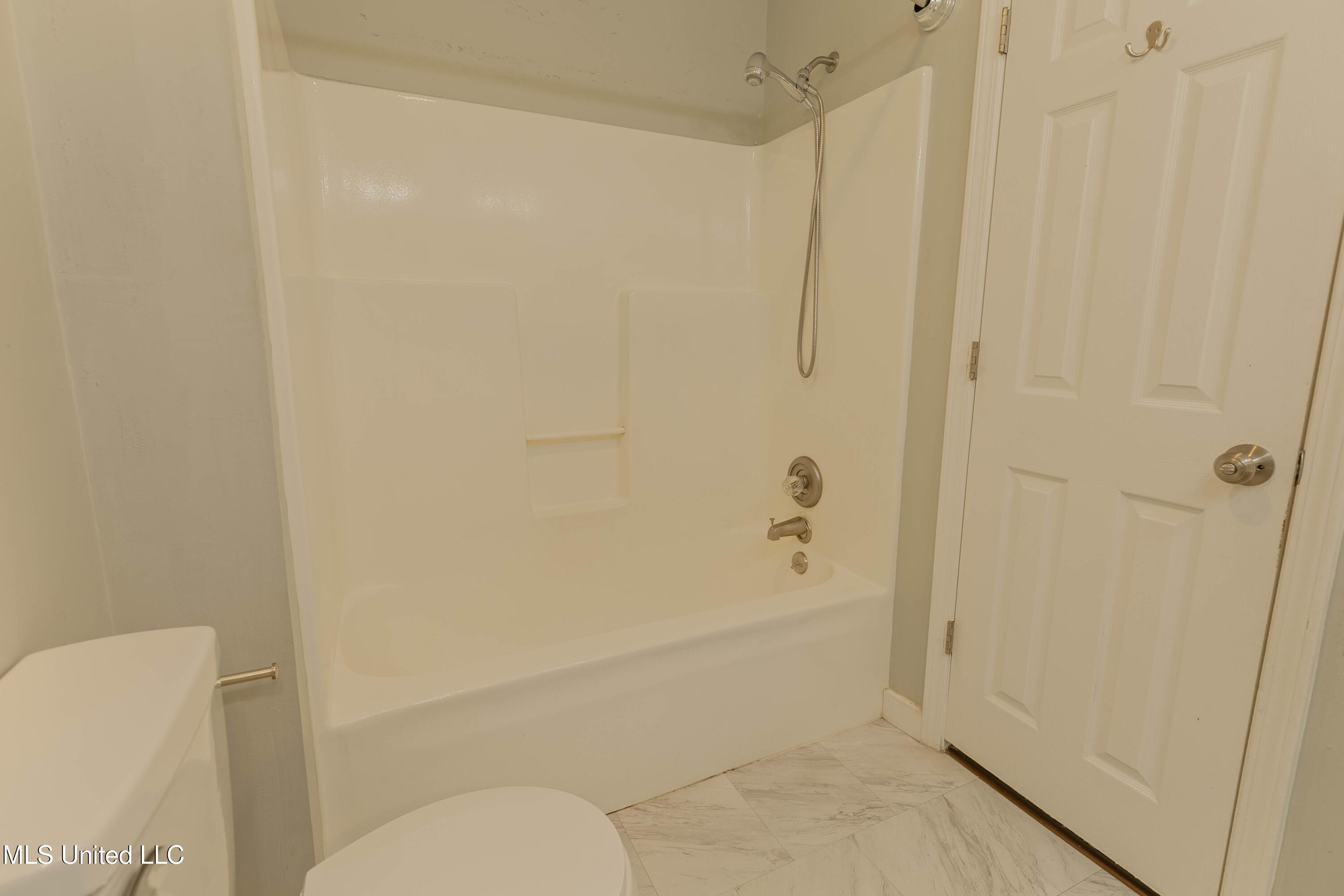 2031 Fox Hill Lane, Byram, Mississippi image 28