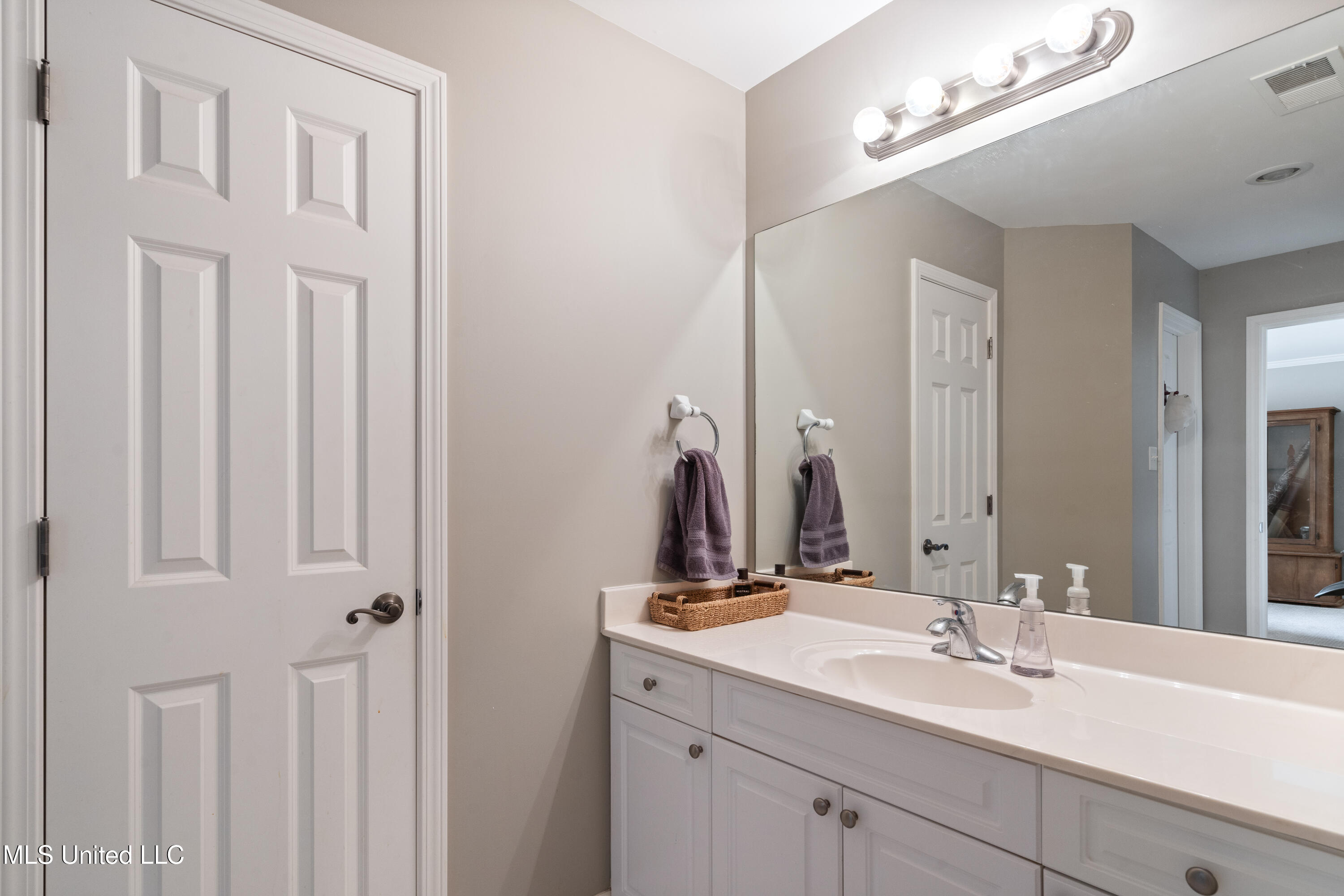 2038 Nottaway Drive, Southaven, Mississippi image 39
