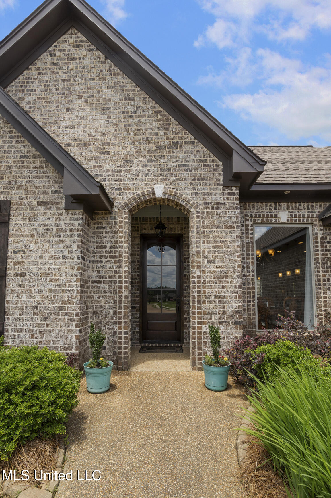 1989 E Ridge Circle, Madison, Mississippi image 2