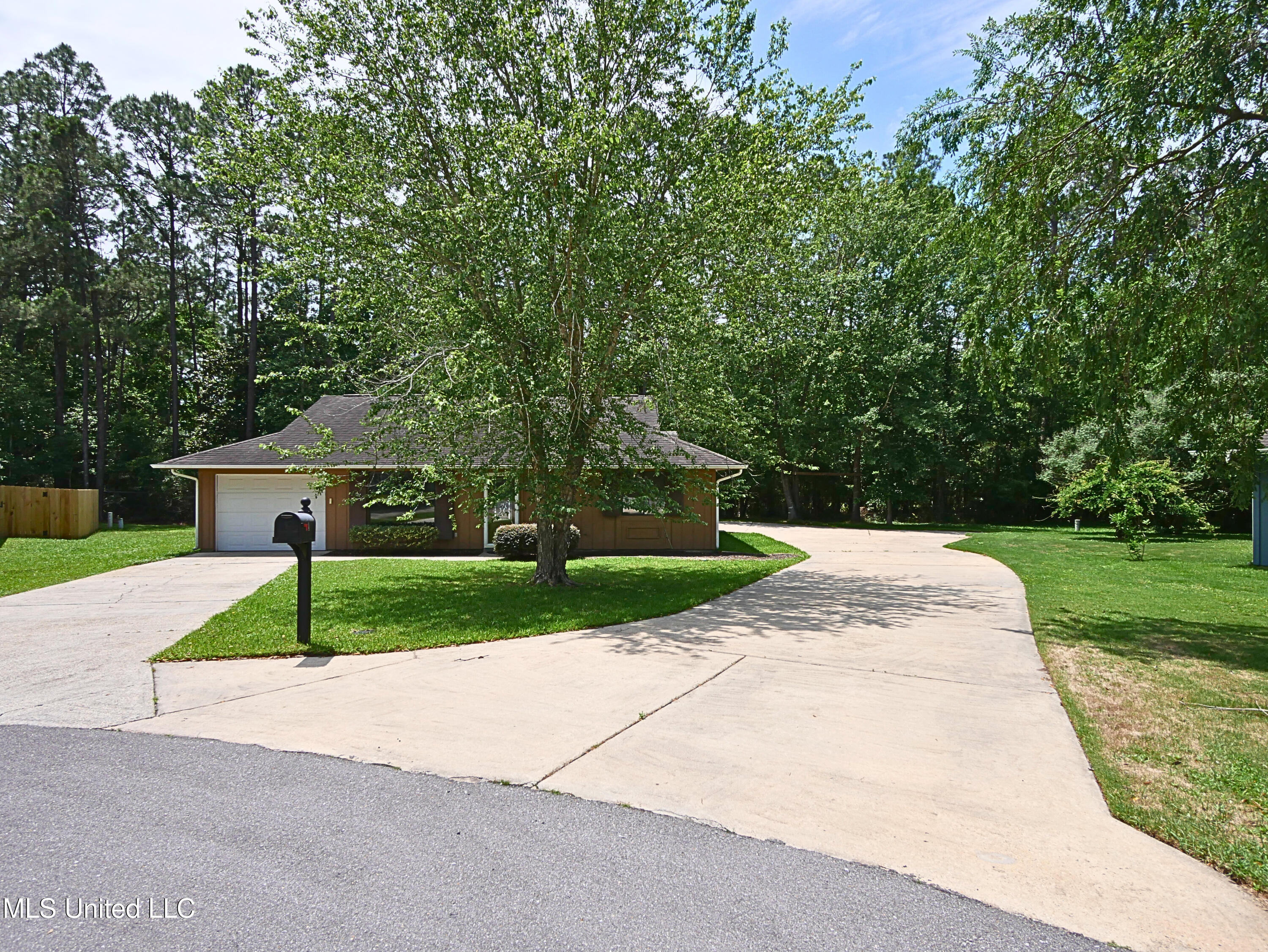 4 Live Oak Court, Diamondhead, Mississippi image 2