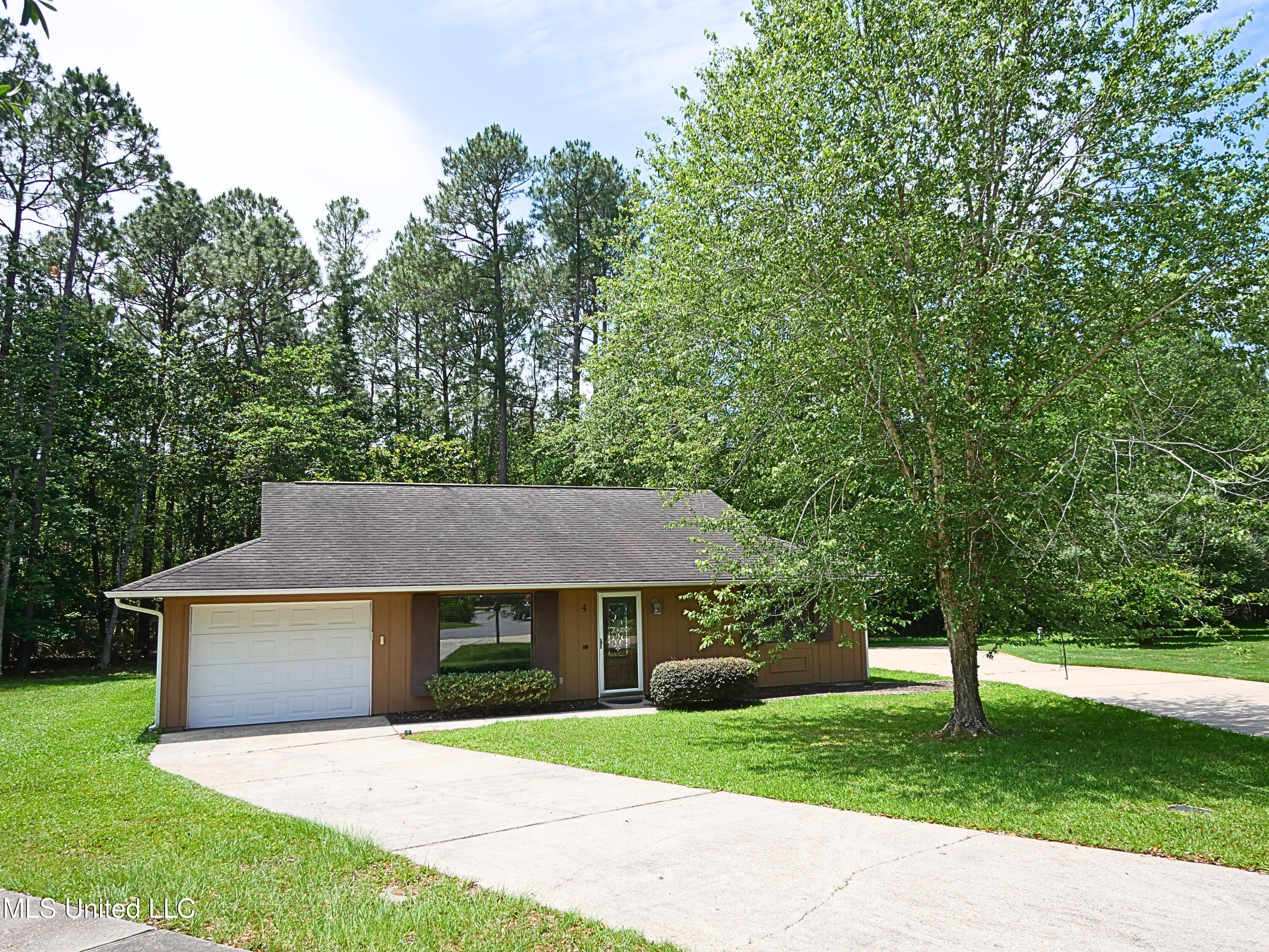 4 Live Oak Court, Diamondhead, Mississippi image 1
