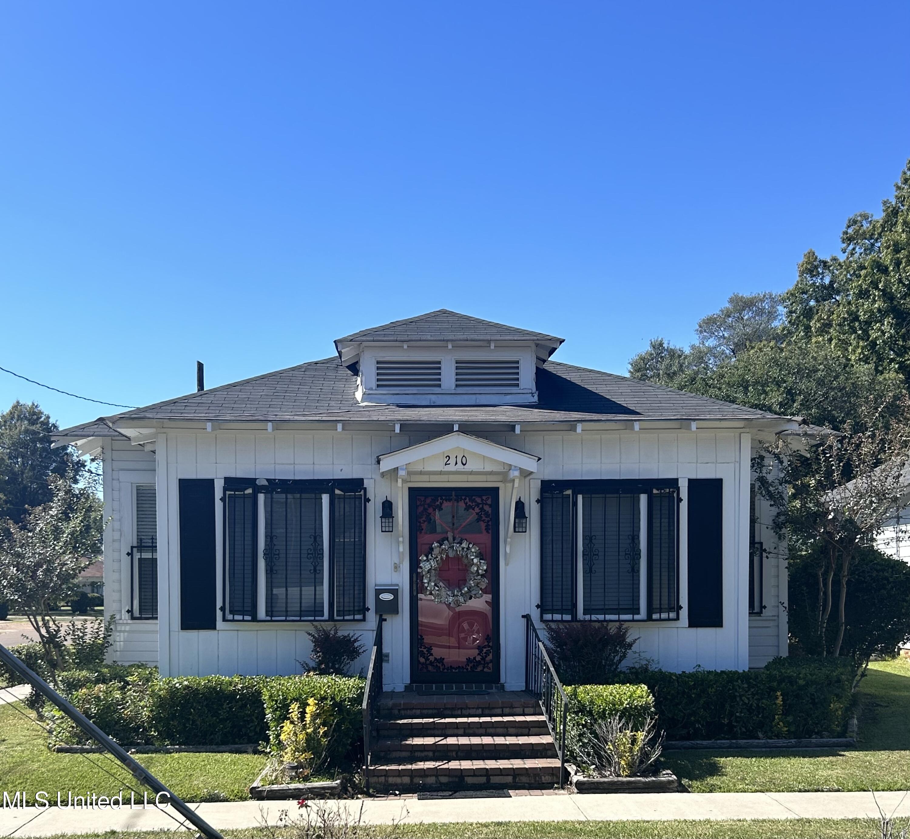 210 3rd Street, Greenwood, Mississippi image 1