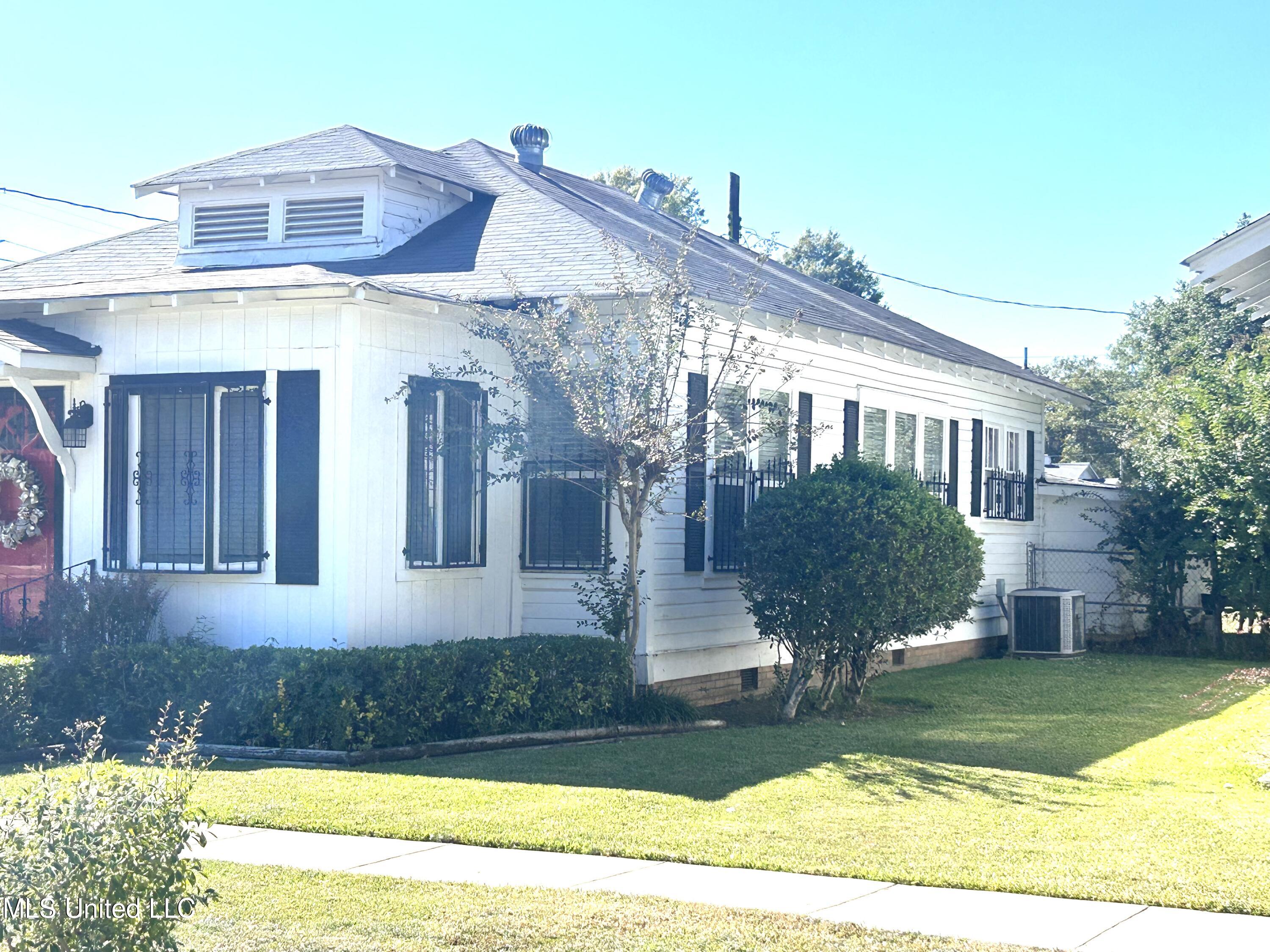 210 3rd Street, Greenwood, Mississippi image 3