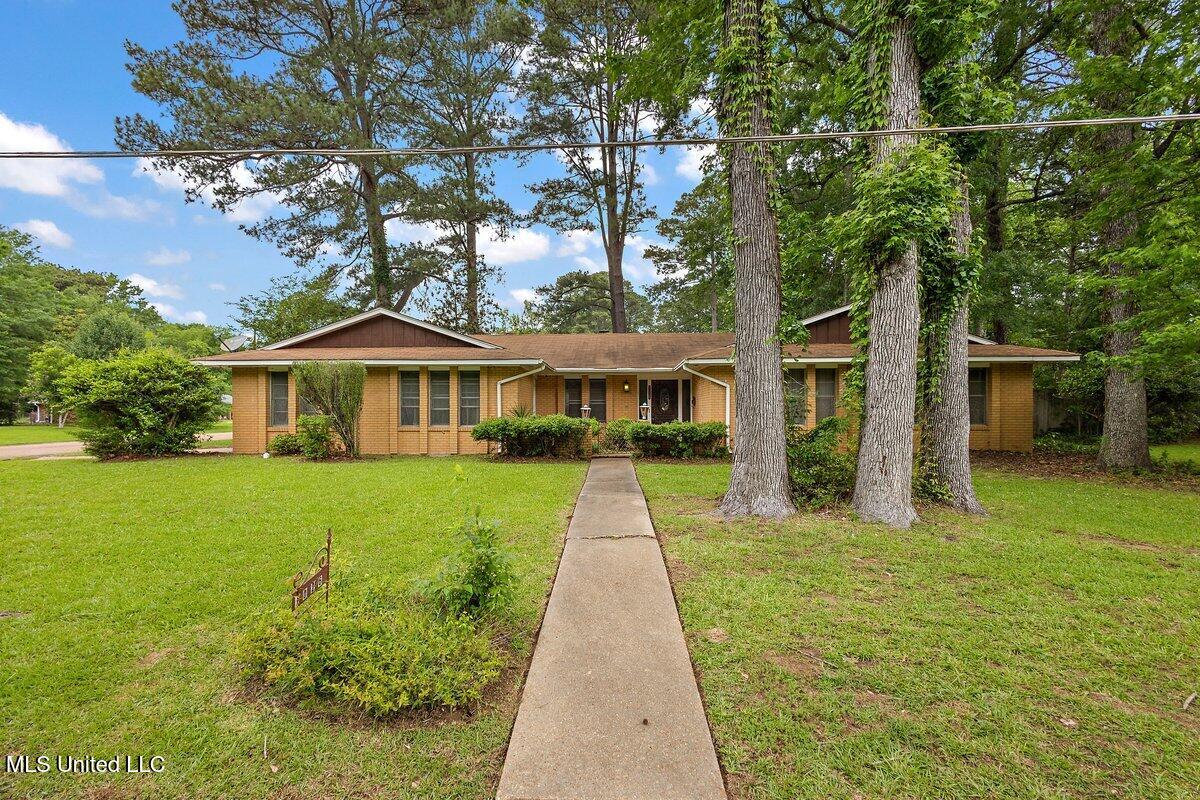 1026 Briarwood Drive, Jackson, Mississippi image 1