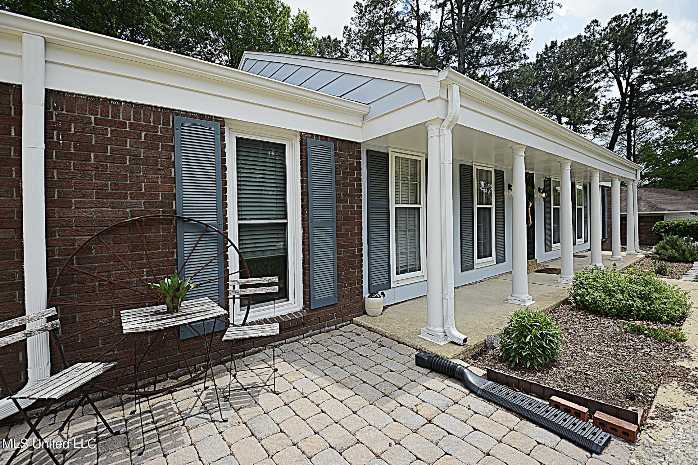 8256 E Farmington Drive, Southaven, Mississippi image 2