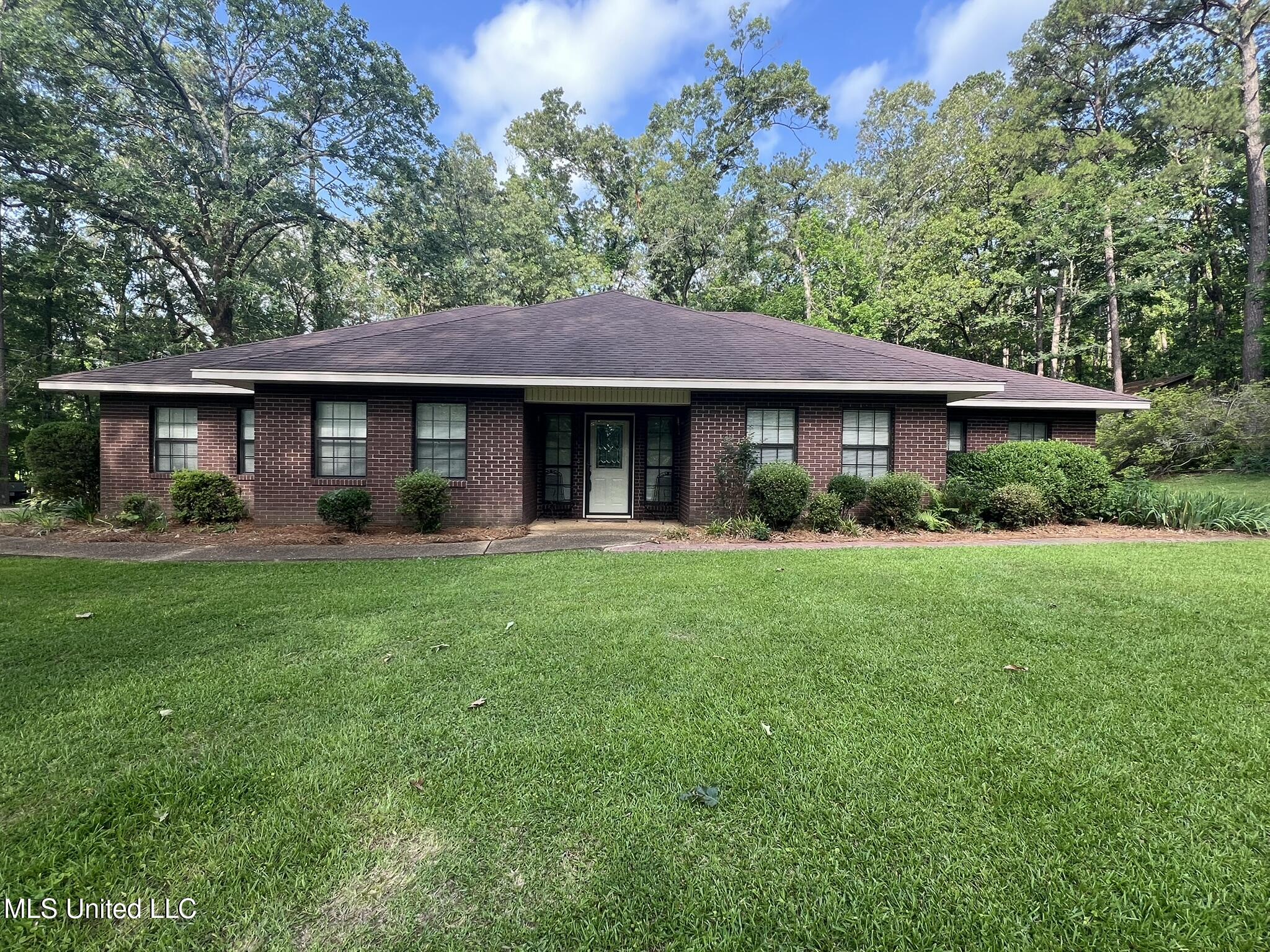 1462 Bridgers Drive, Raymond, Mississippi image 1