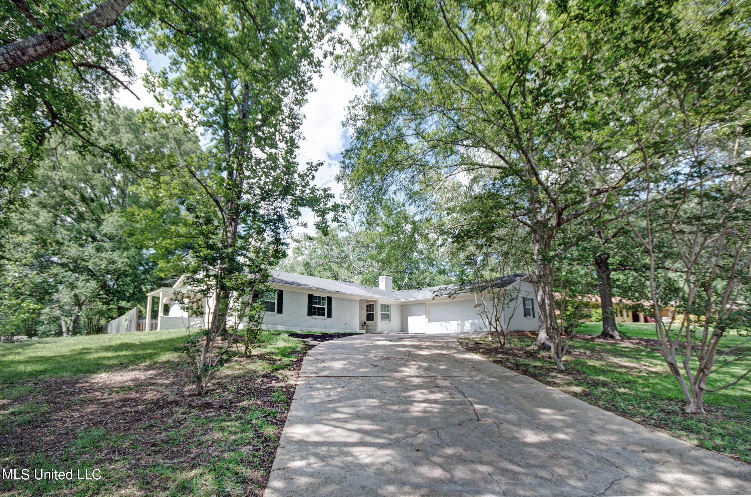 1201 Manchester Drive, Clinton, Mississippi image 1
