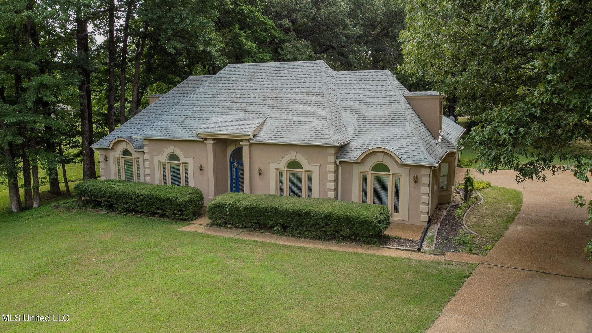 8655 Collinswood Drive, Olive Branch, Mississippi image 1