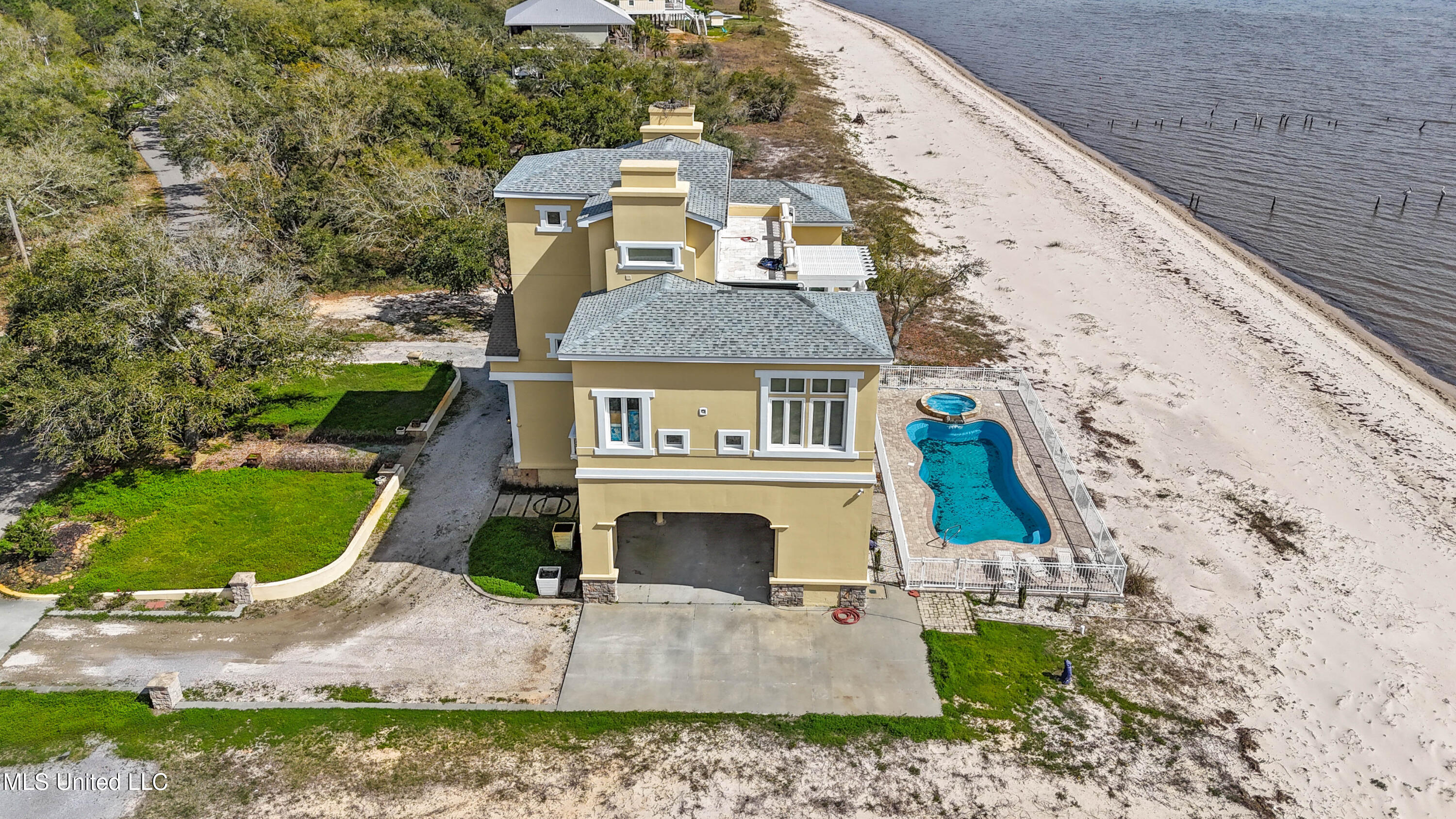7709 Belle Fontaine Drive, Ocean Springs, Mississippi image 3