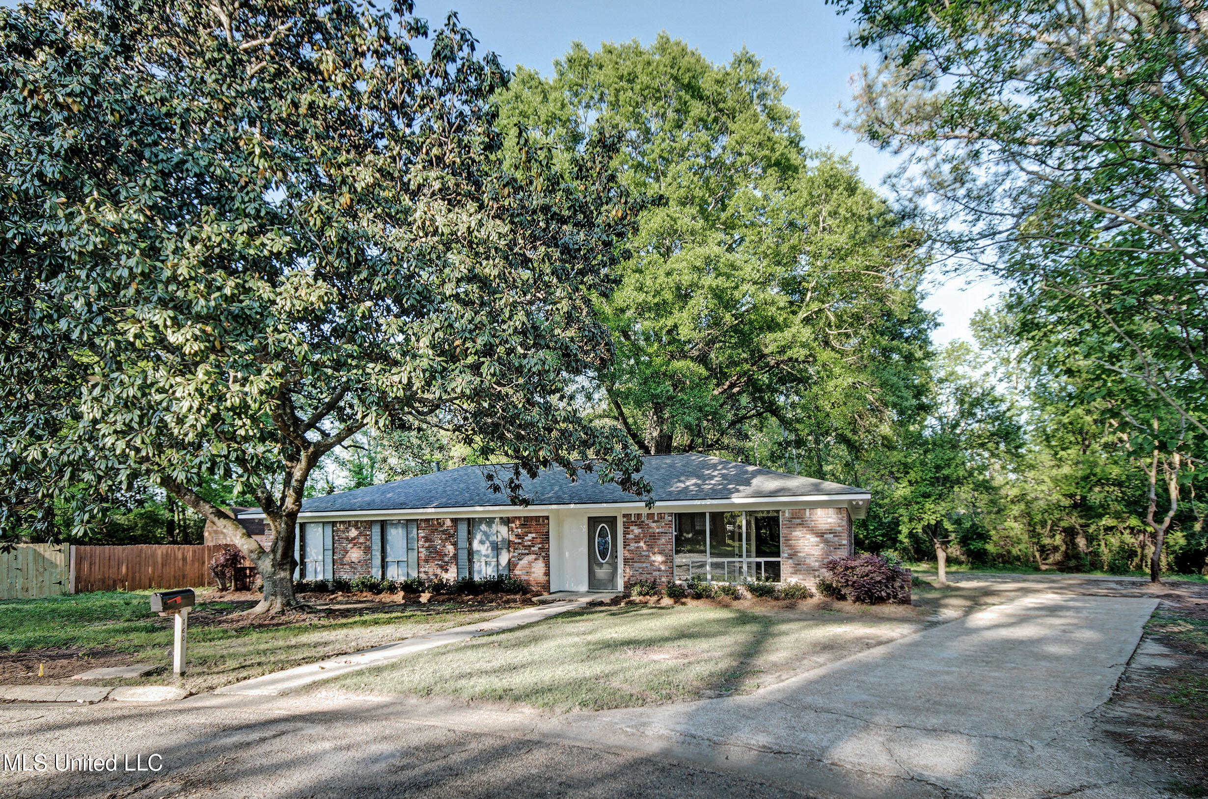 160 Chelsea Court, Jackson, Mississippi image 1