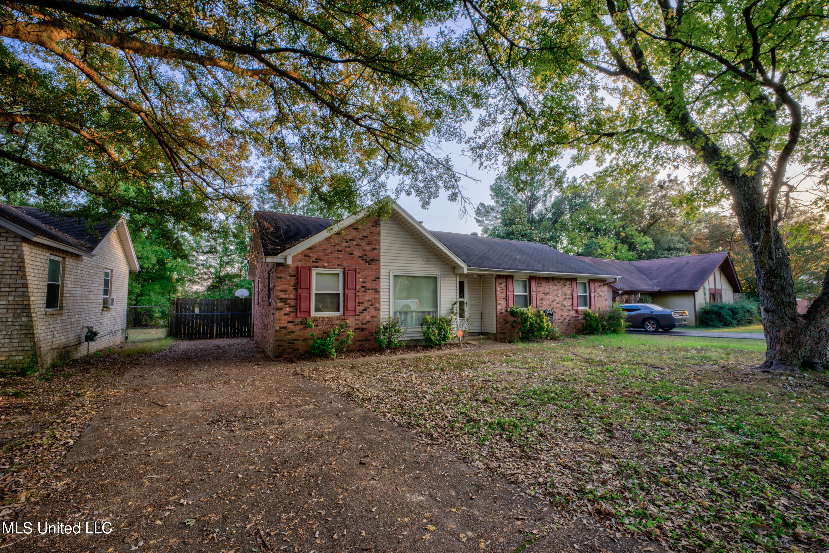 815 Valley Spring Drive, Southaven, Mississippi image 2