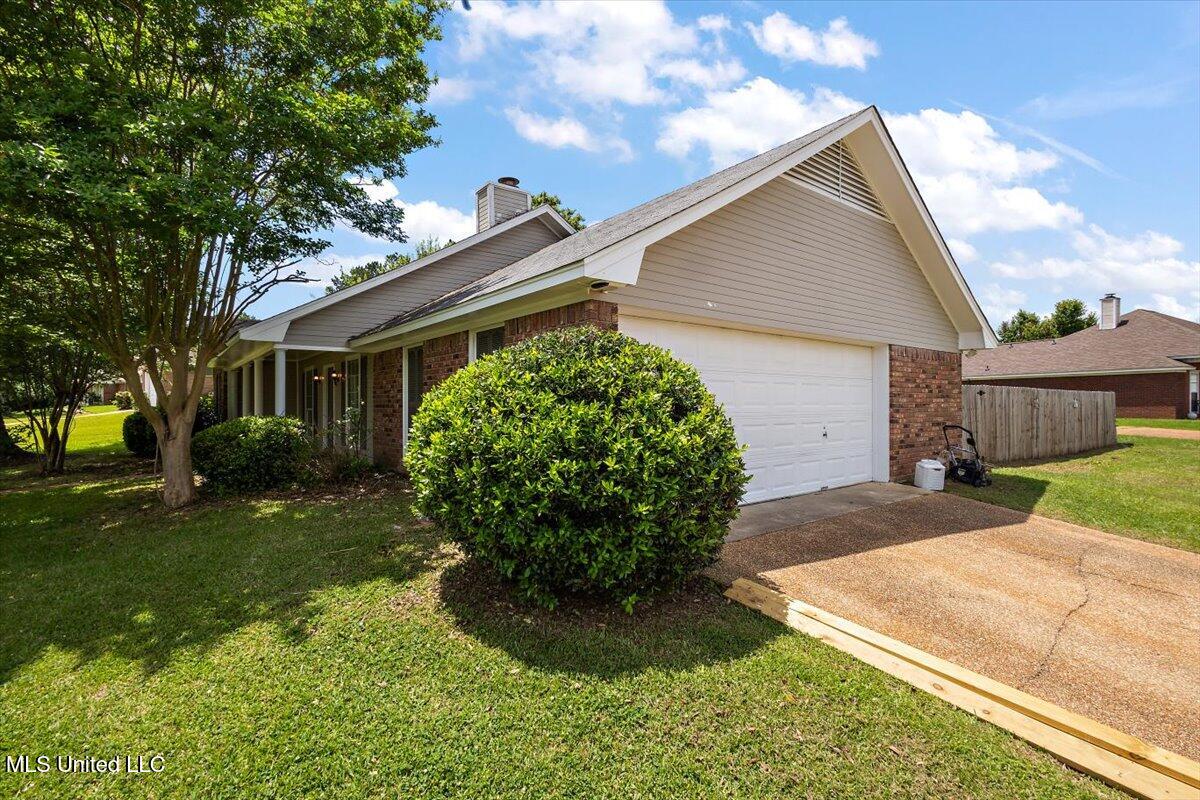 4262 Glennoak Circle, Byram, Mississippi image 2