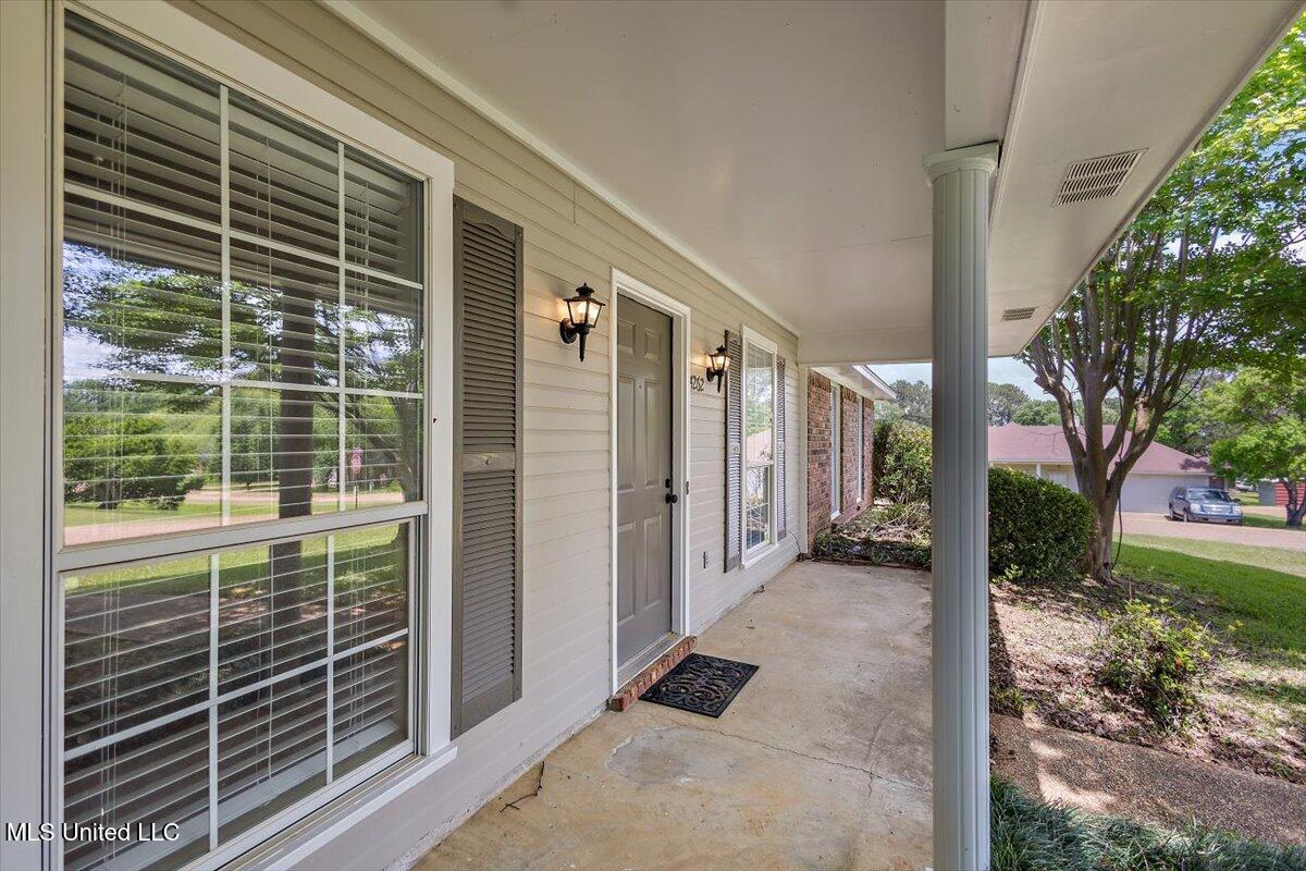4262 Glennoak Circle, Byram, Mississippi image 3