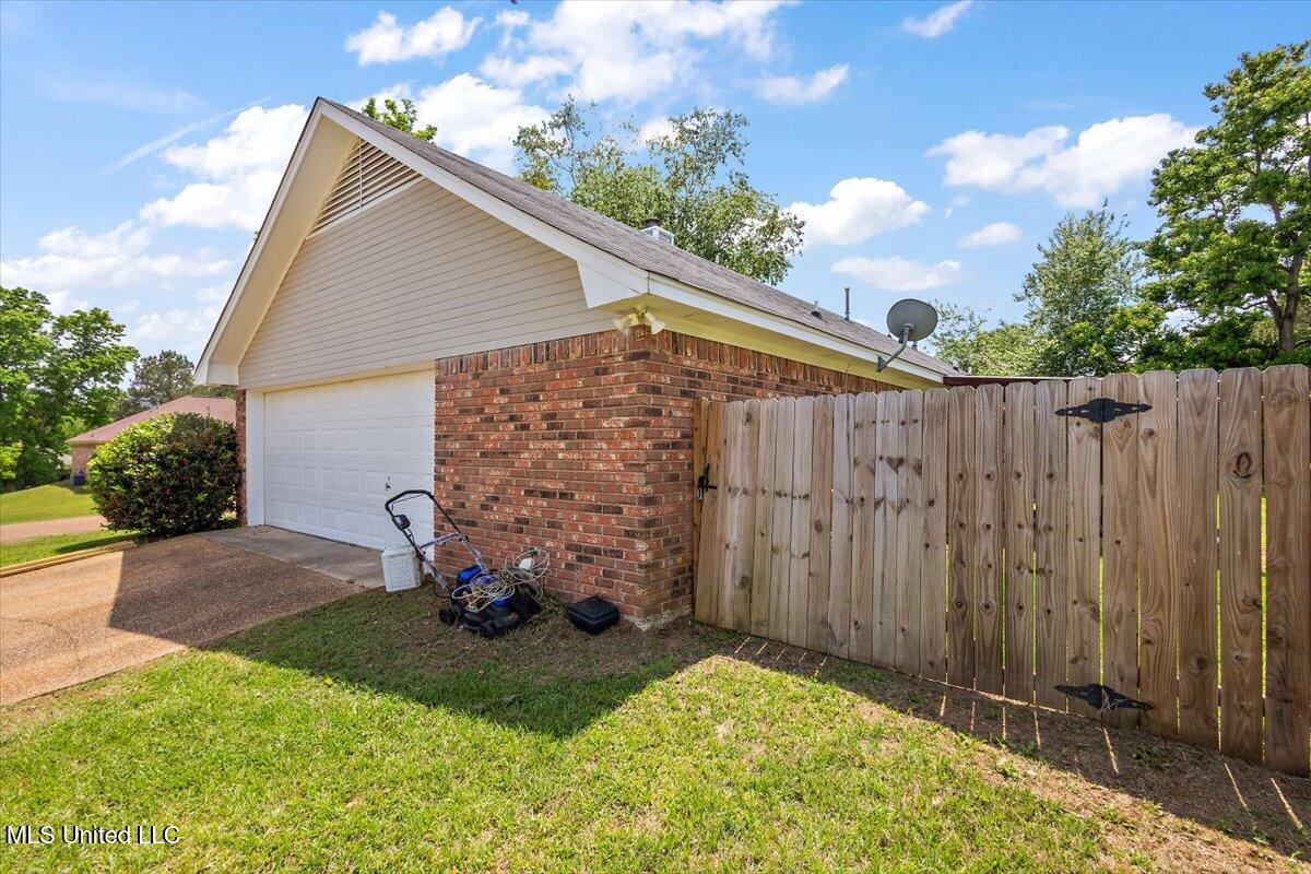 4262 Glennoak Circle, Byram, Mississippi image 25