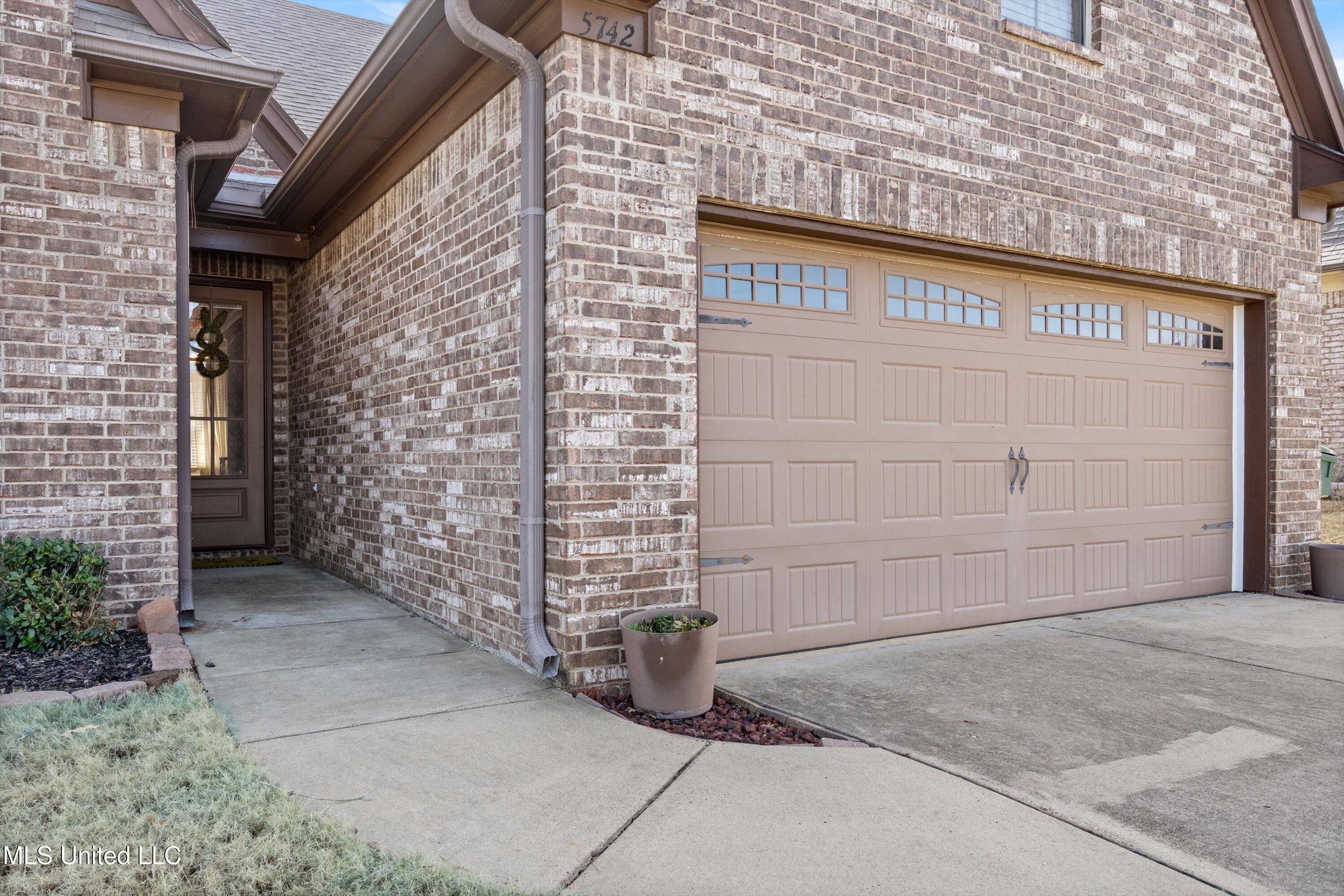 5742 W Broadway Drive, Southaven, Mississippi image 3