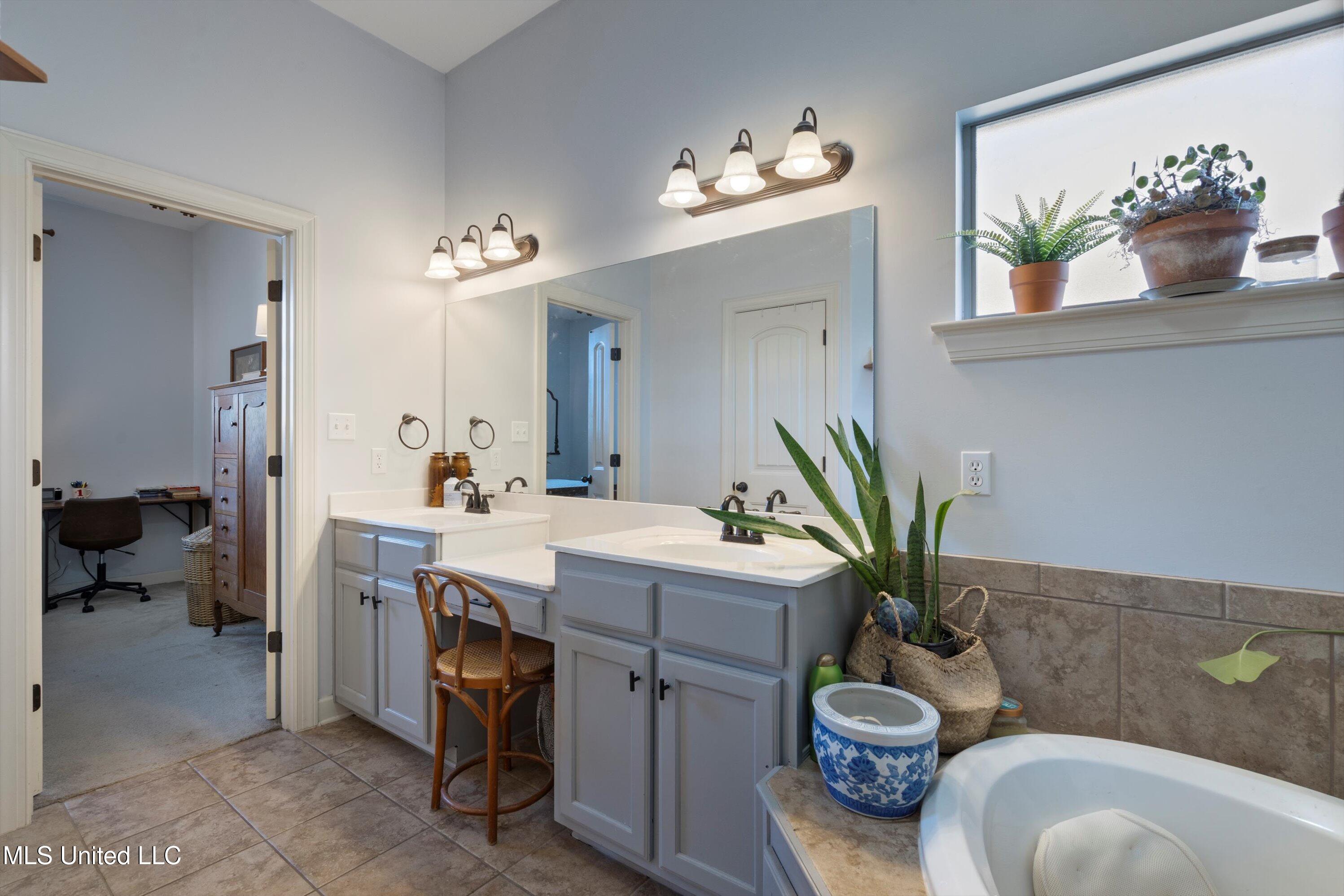 5742 W Broadway Drive, Southaven, Mississippi image 15