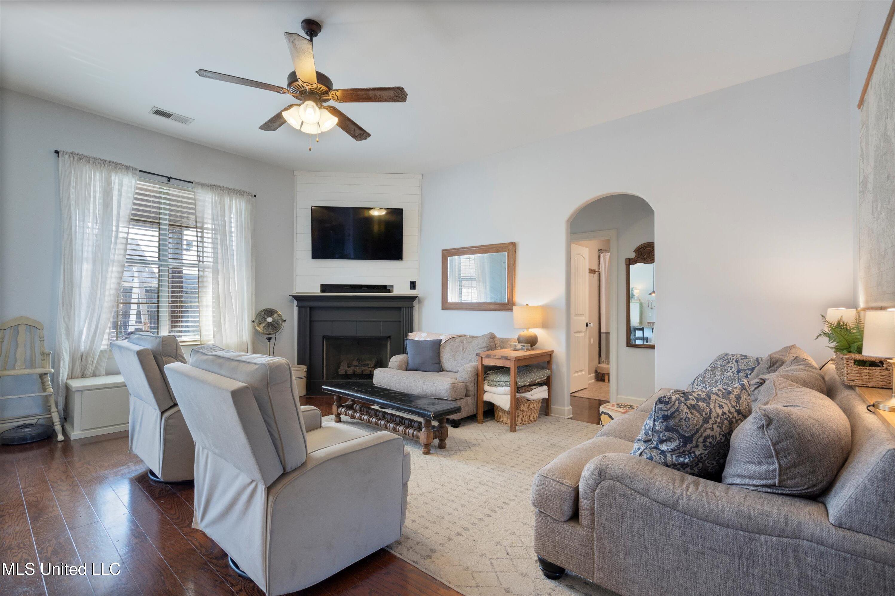 5742 W Broadway Drive, Southaven, Mississippi image 6