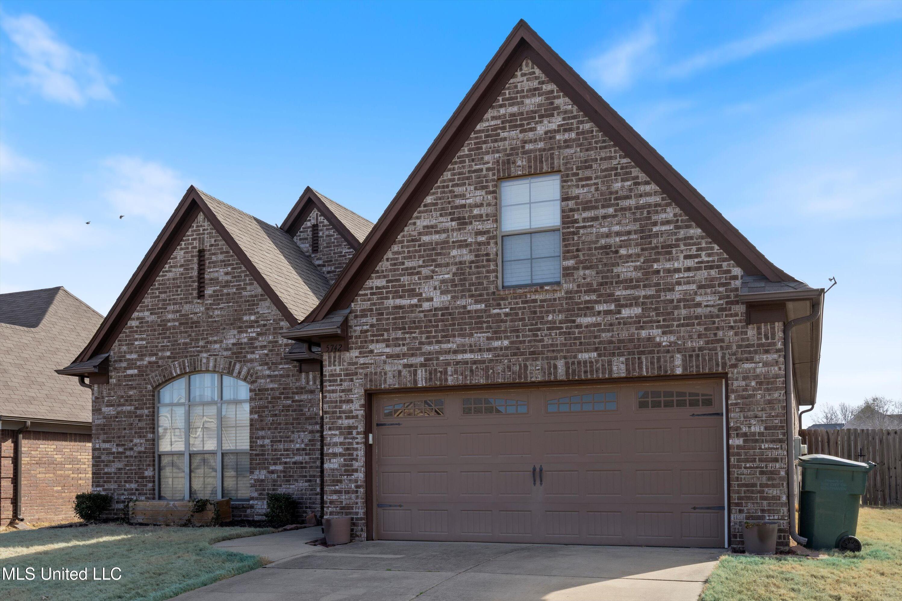 5742 W Broadway Drive, Southaven, Mississippi image 2
