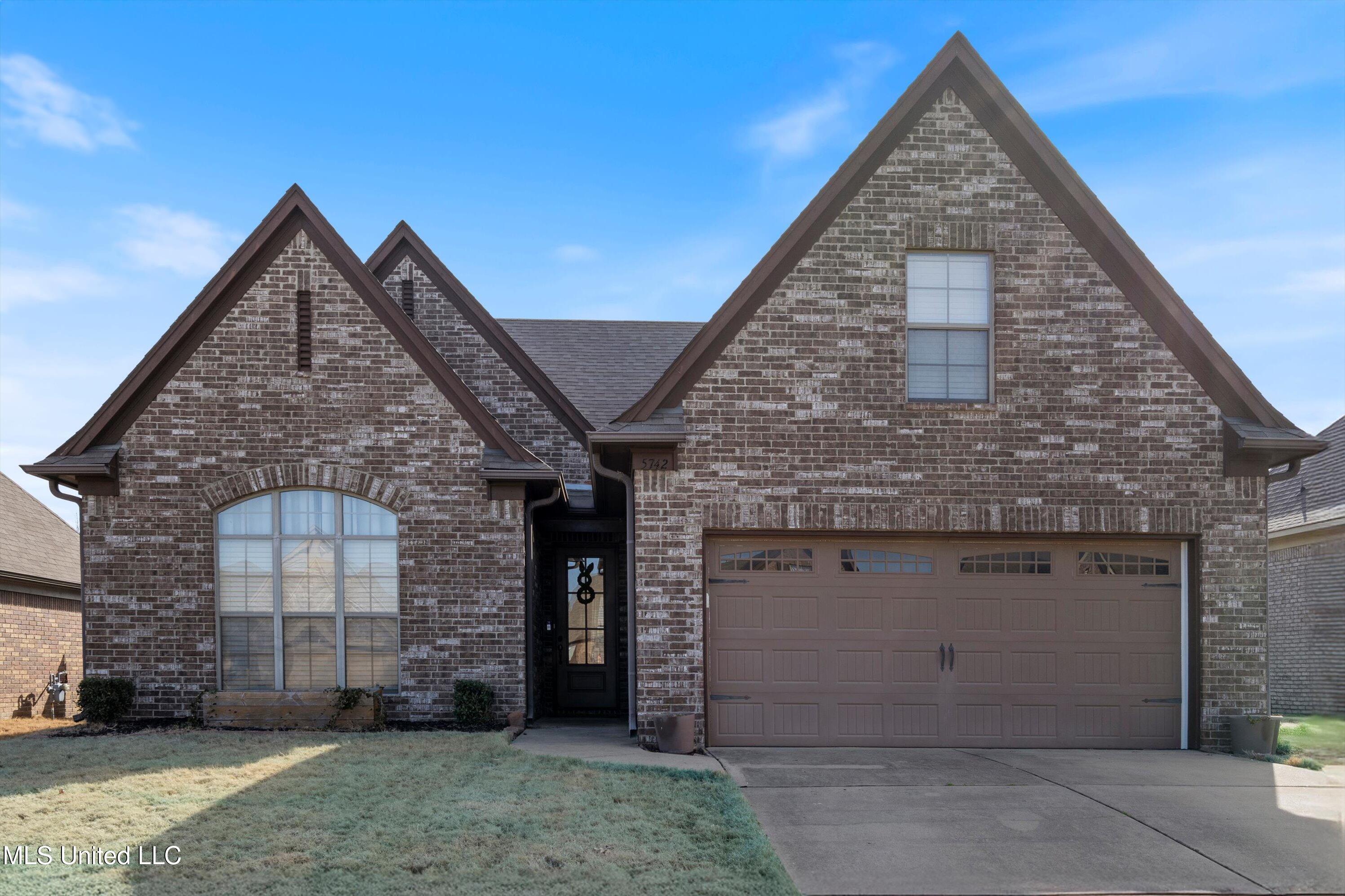 5742 W Broadway Drive, Southaven, Mississippi image 1