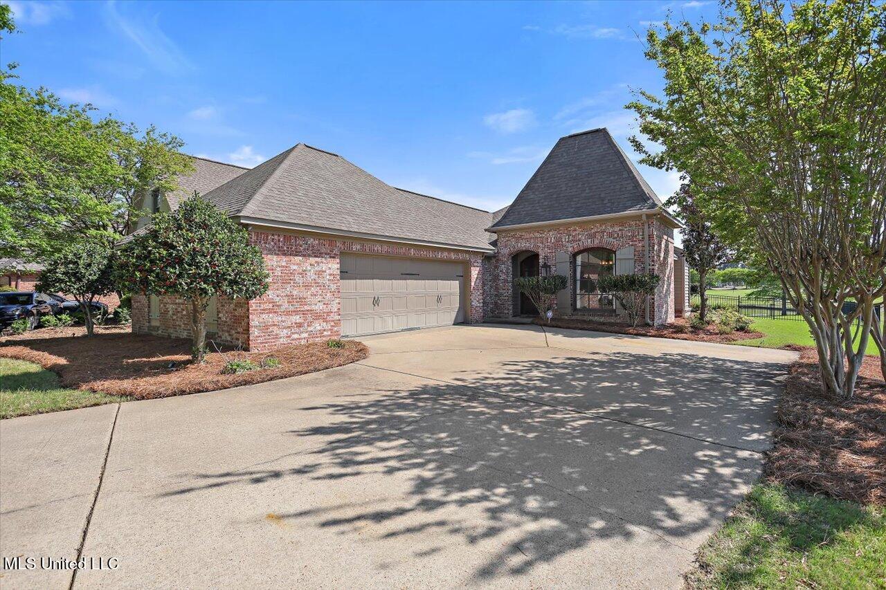 101 Vinings Drive, Madison, Mississippi image 1