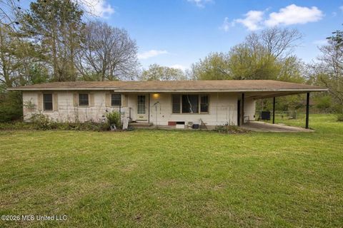 Homes For Sale - 1011 Lee Avenue<br/> Crystal Springs, MS 39059