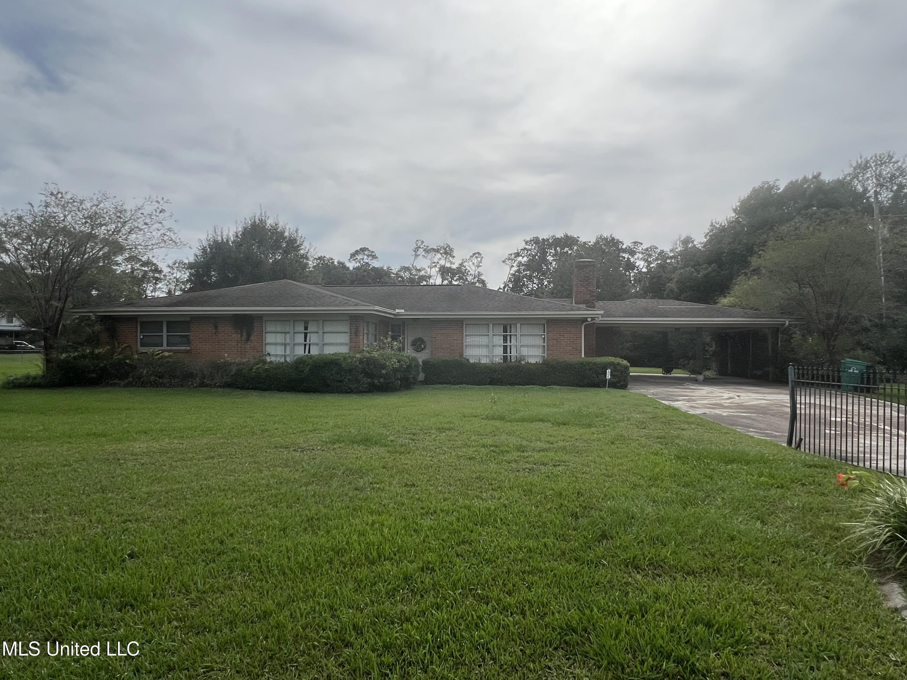 1019 Old Spanish Trail, Bay Saint Louis, Mississippi image 1