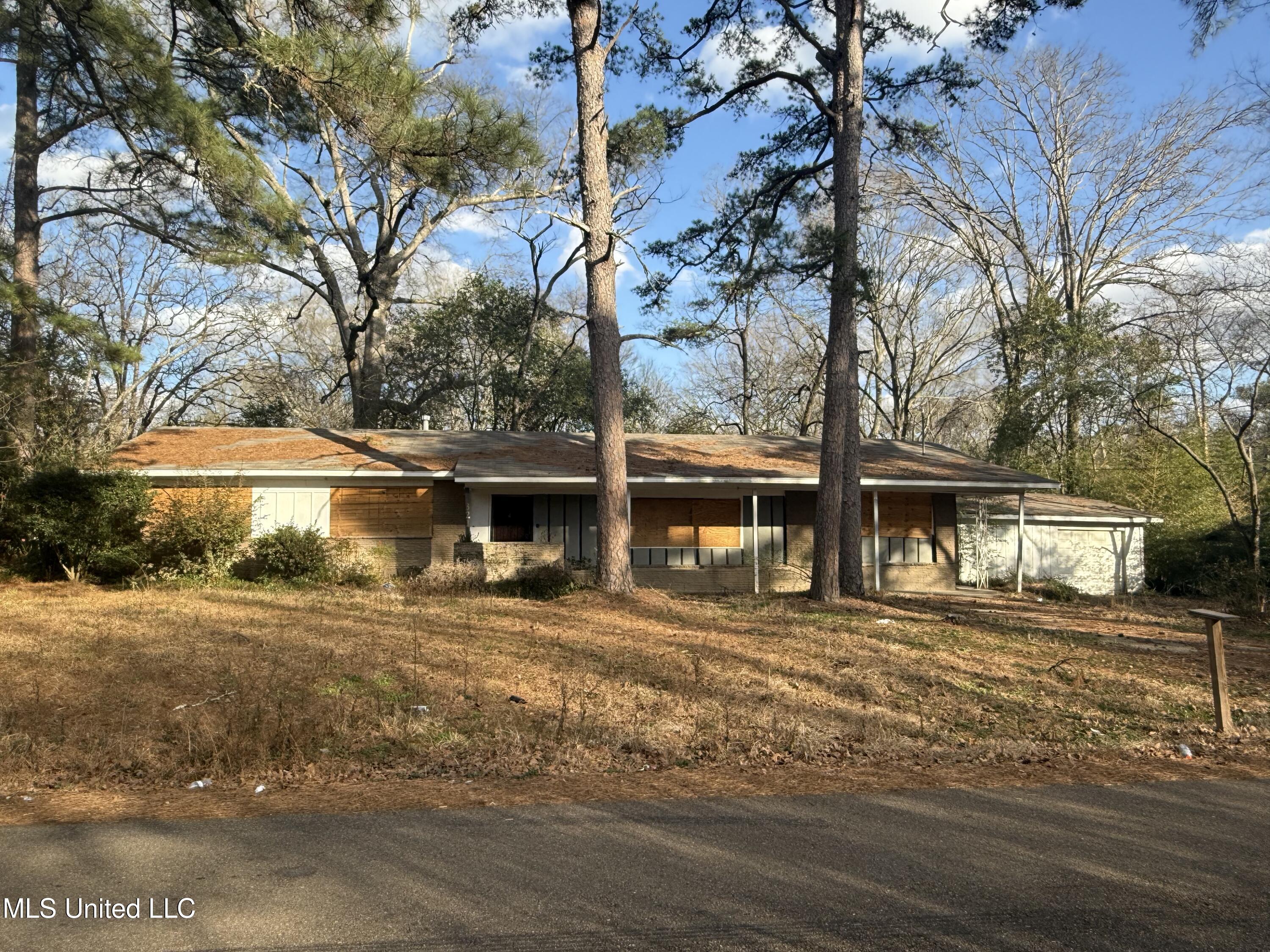 321 W Leavell Woods Drive, Jackson, Mississippi image 1