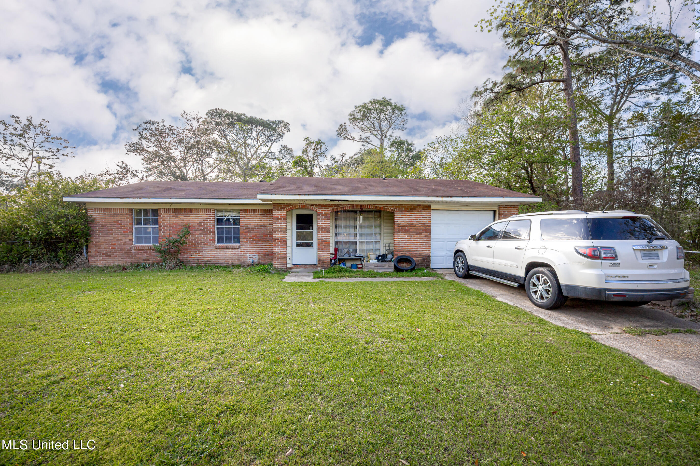 2401 Oxford Drive, Gautier, Mississippi image 1