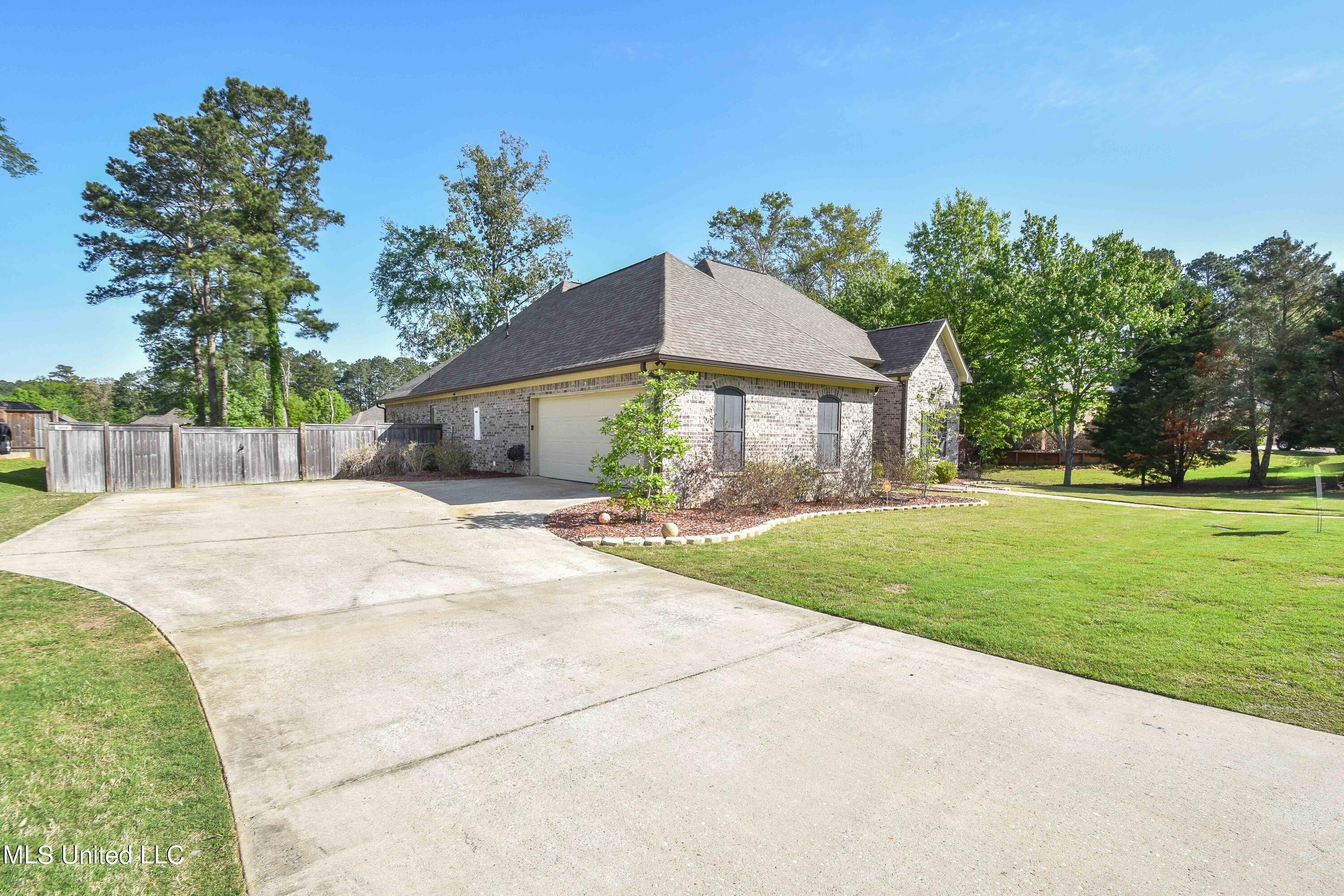 214 Iron Horse Sta, Brandon, Mississippi image 2