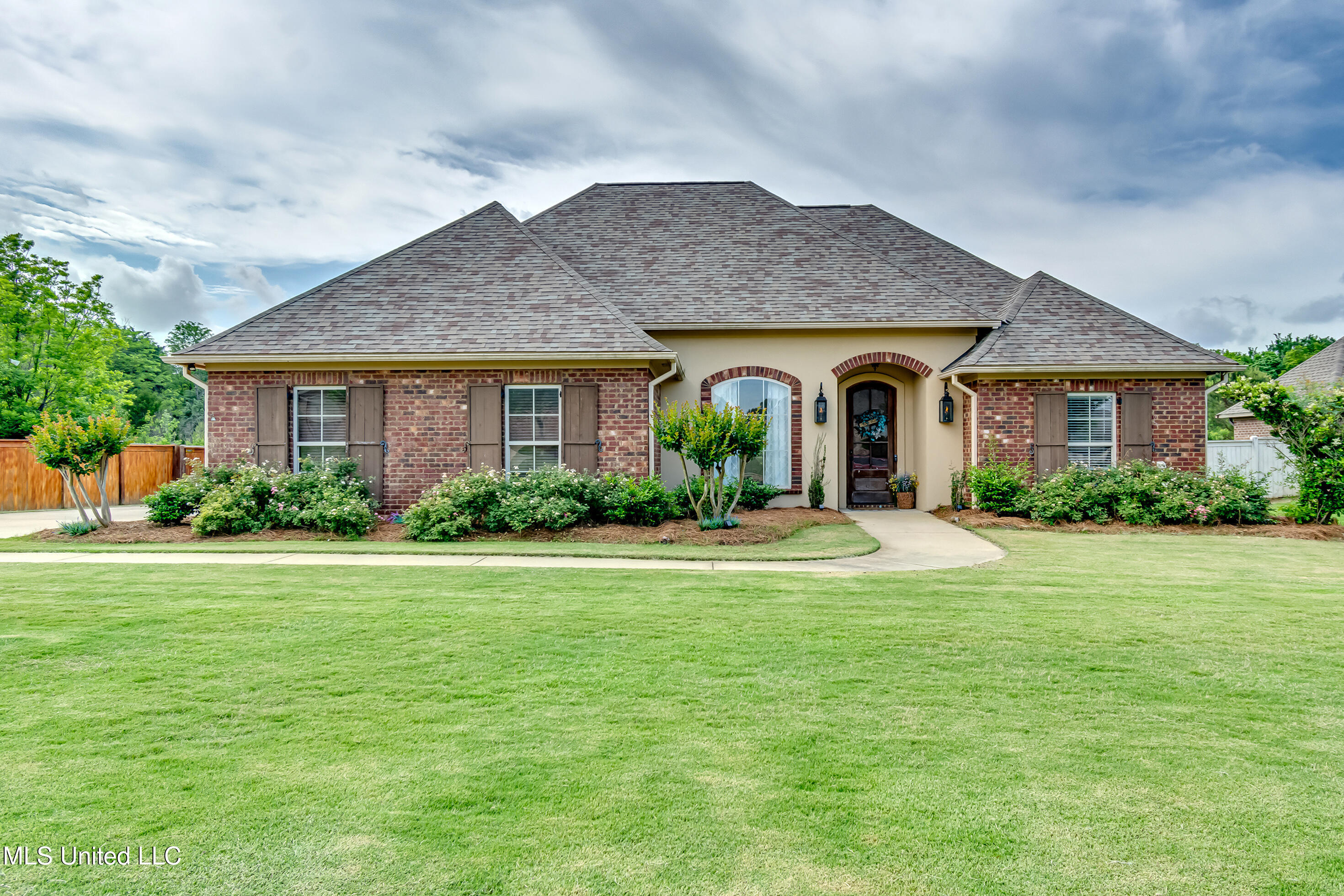 111 Grandwood Drive, Canton, Mississippi image 1