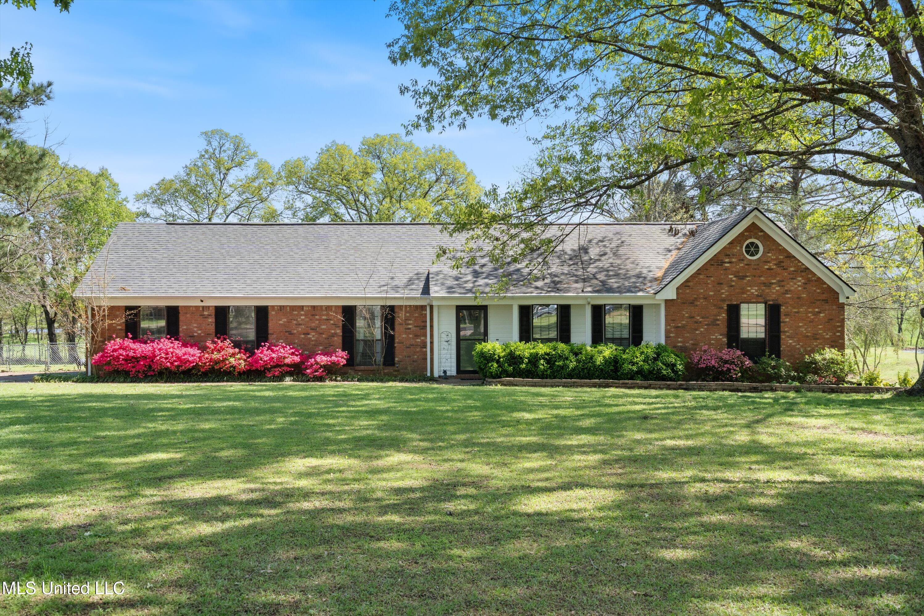 444 Shaker Drive, Senatobia, Mississippi image 1