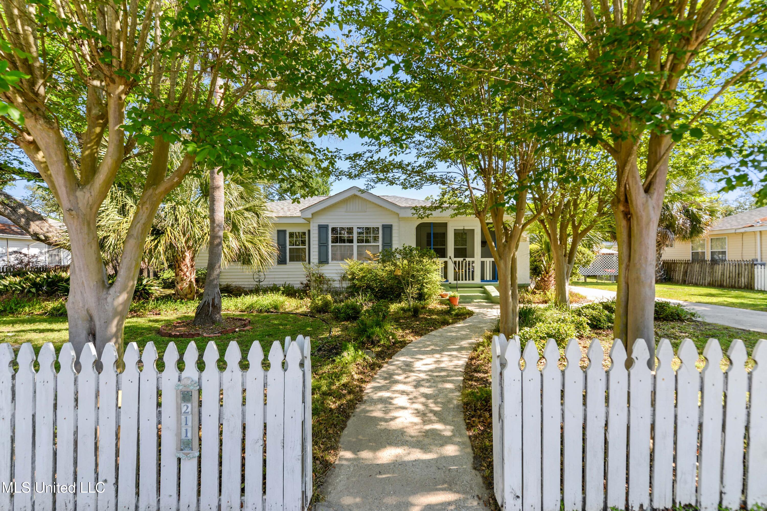 211 Demontluzin Avenue, Bay Saint Louis, Mississippi image 1
