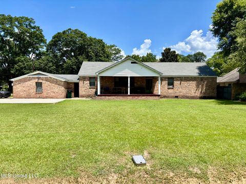 Homes For Sale - 814 W Claiborne Avenue<br/> Leflore County, Greenwood, MS 38930