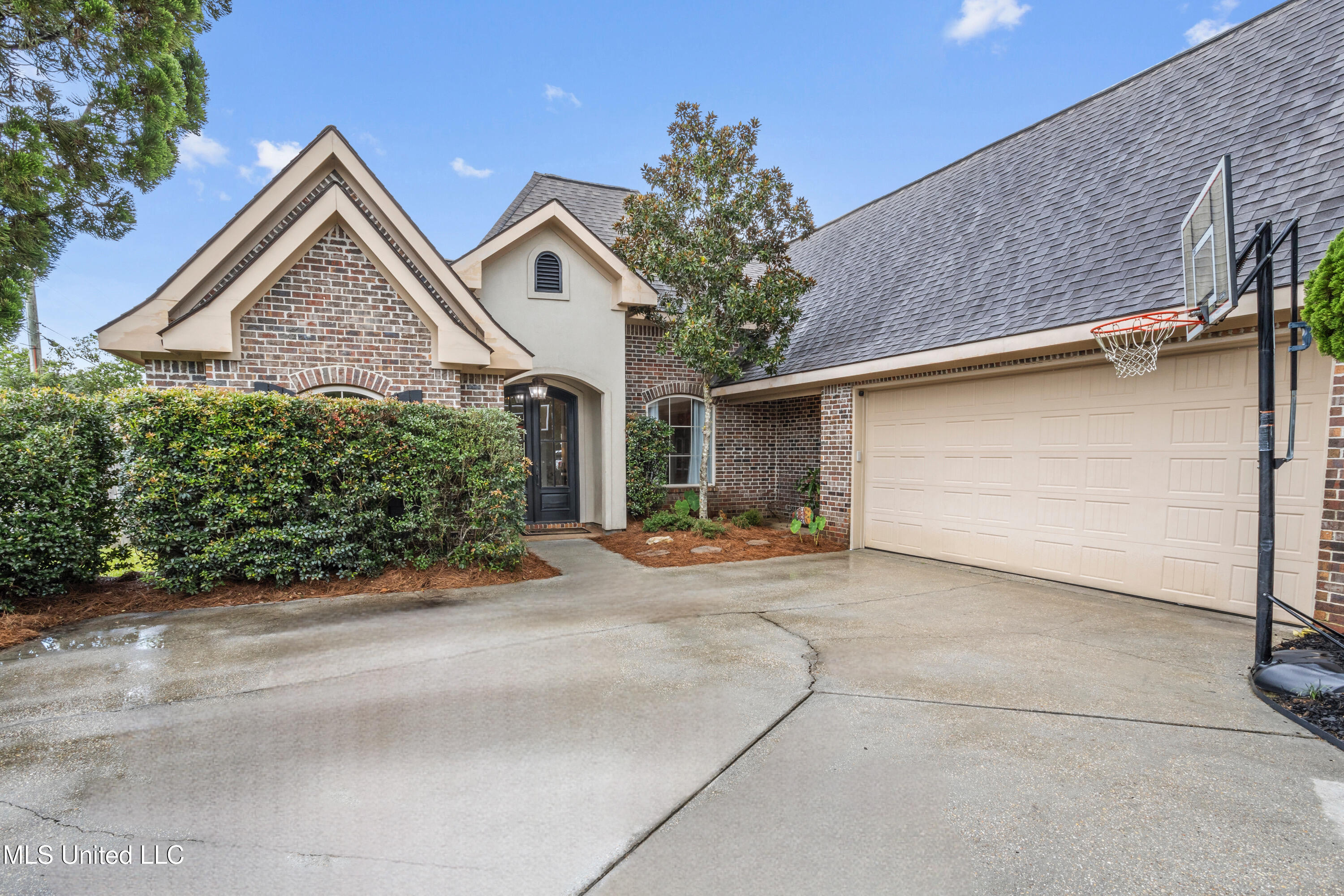 12024 Ol Oaks Drive, Gulfport, Mississippi image 3