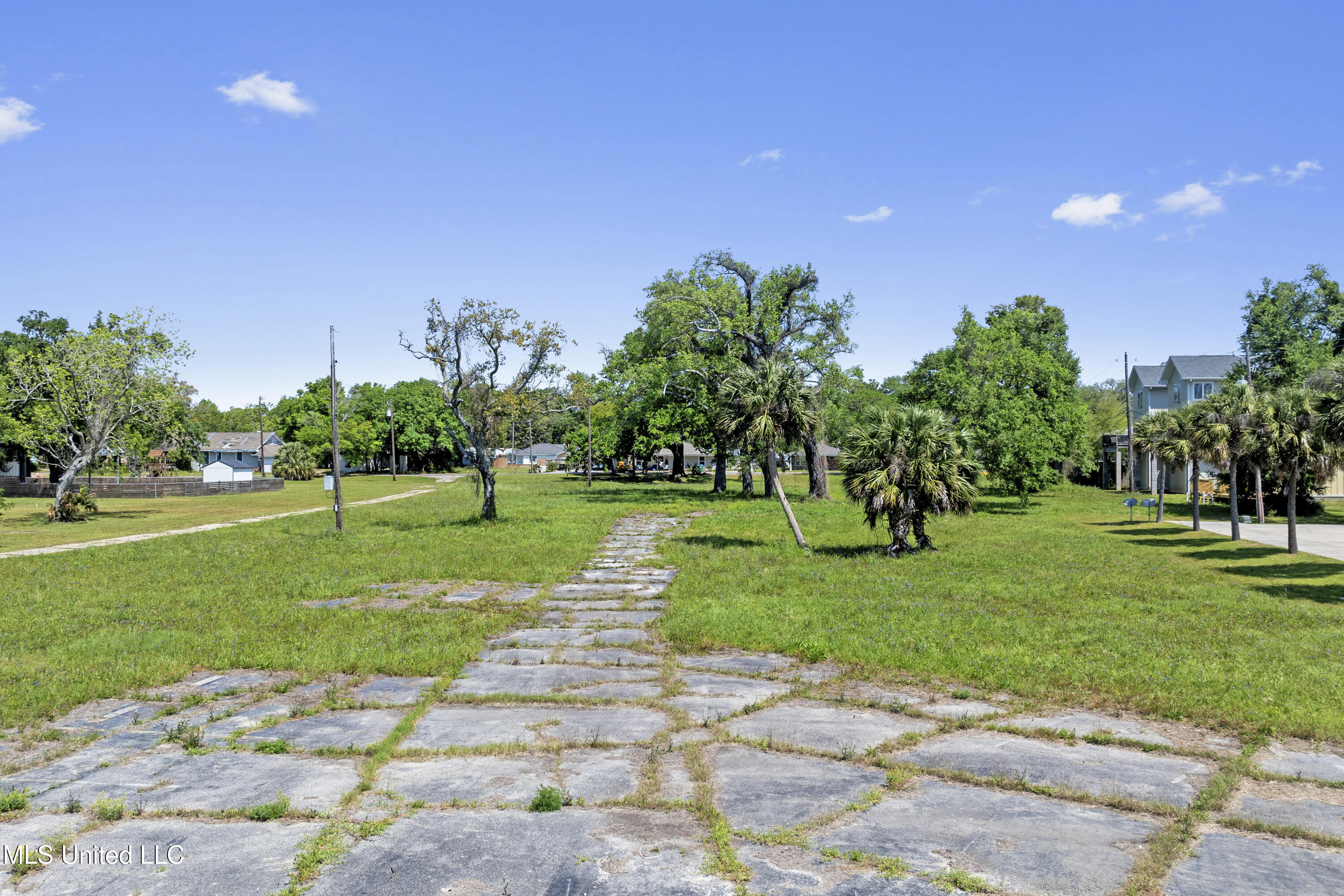 830 Beach Drive, Gulfport, Mississippi image 12